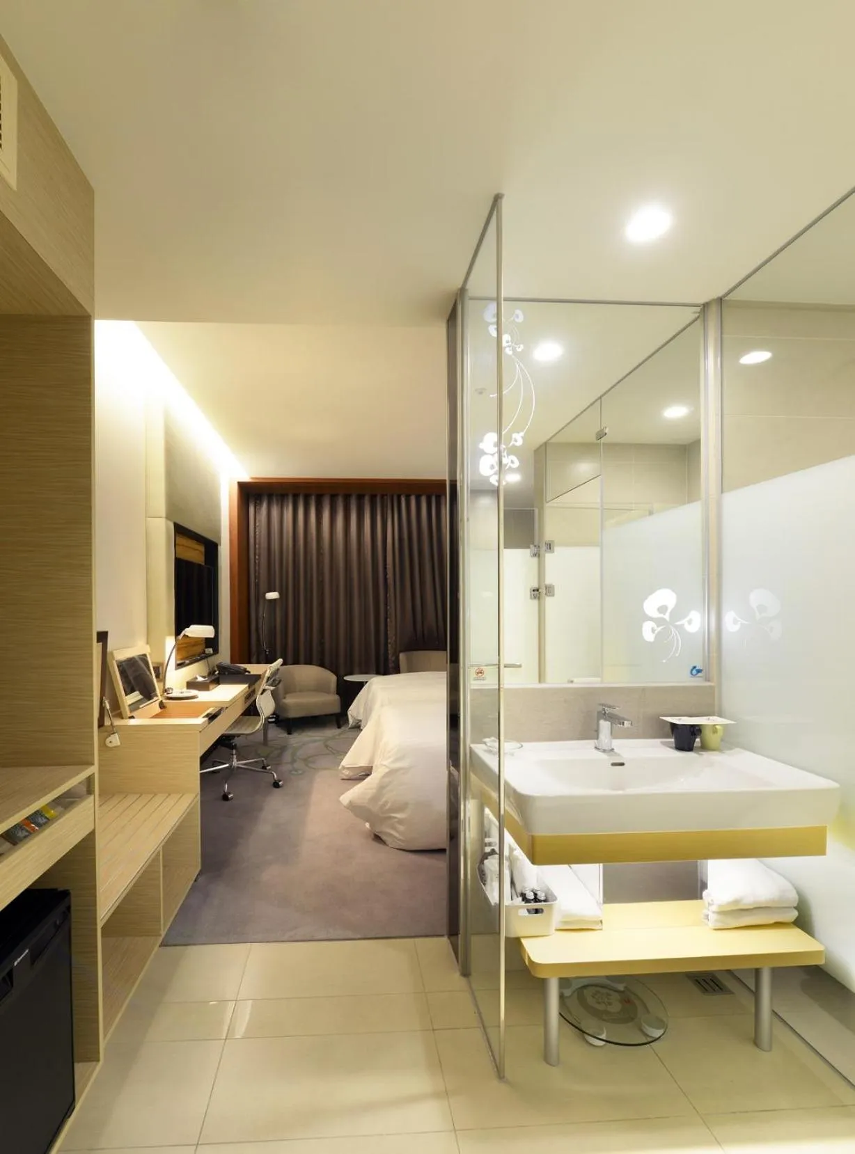 Bathroom, Bed in Golden Tulip Glory Fine Hotel