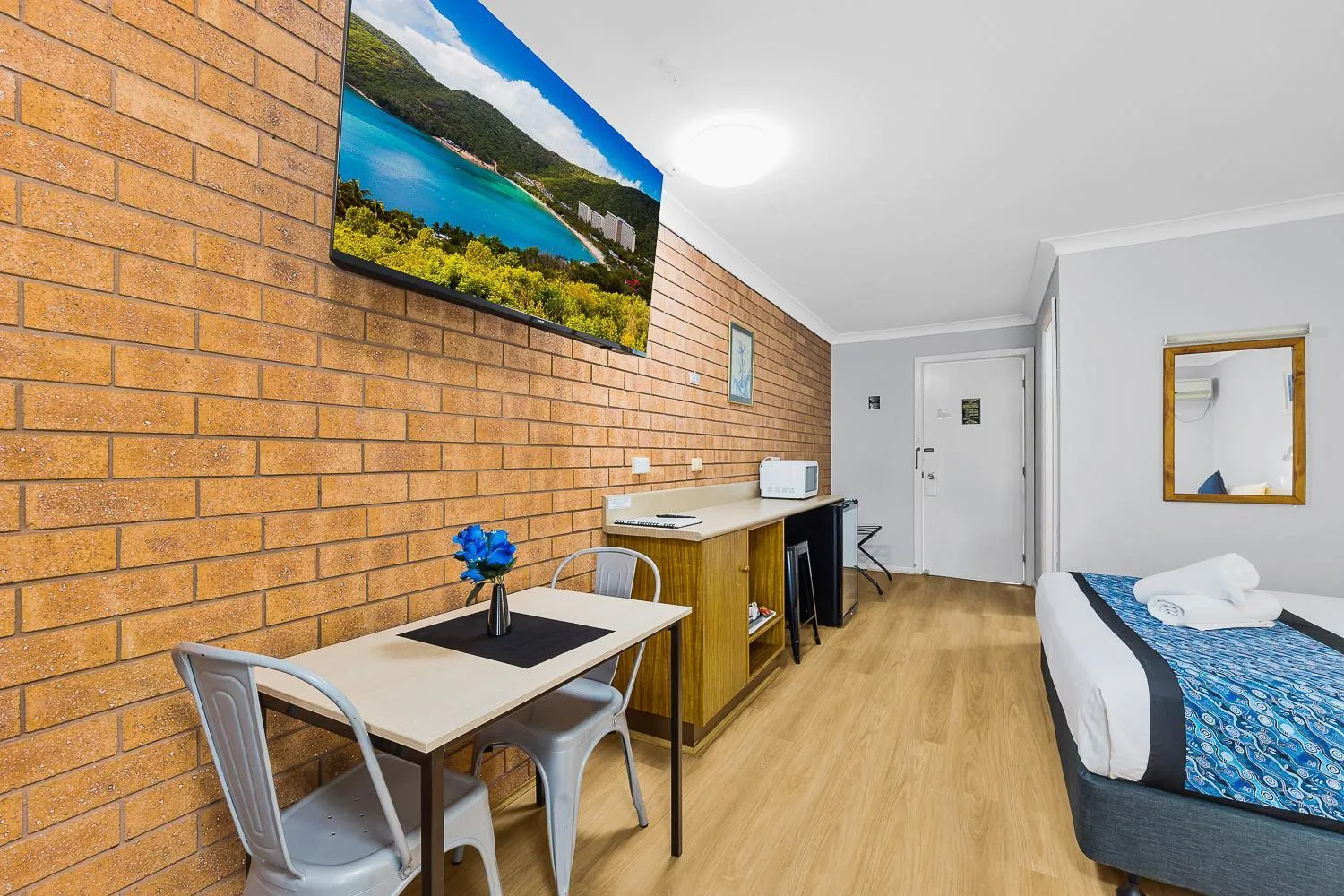 Bed in Castlereagh Motor Inn