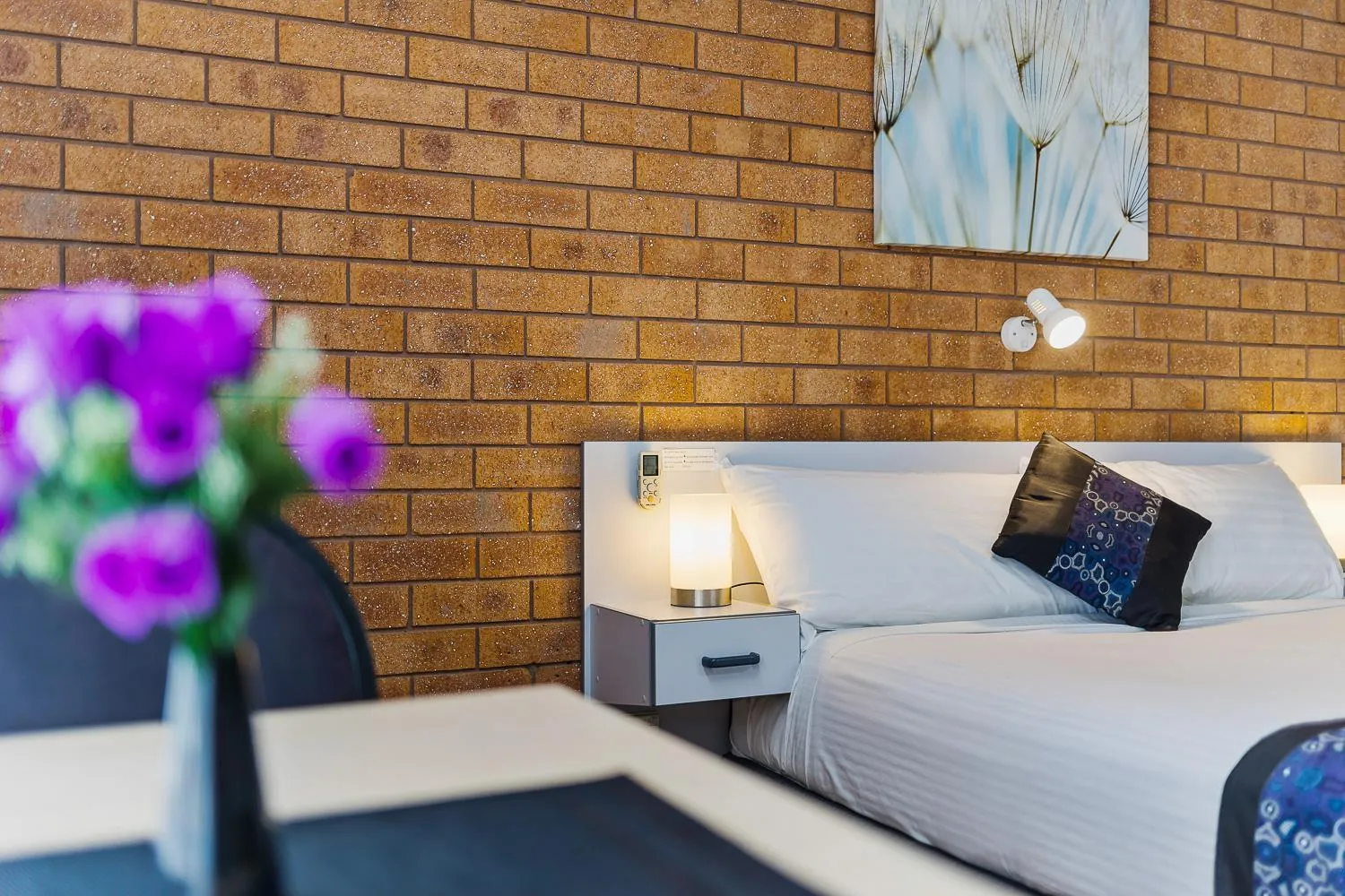 Bed in Castlereagh Motor Inn