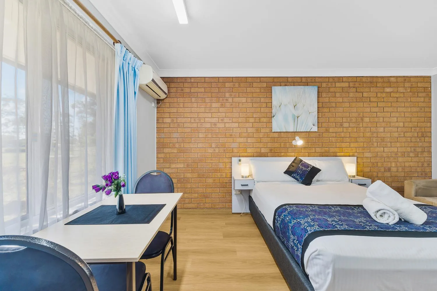 Bed in Castlereagh Motor Inn