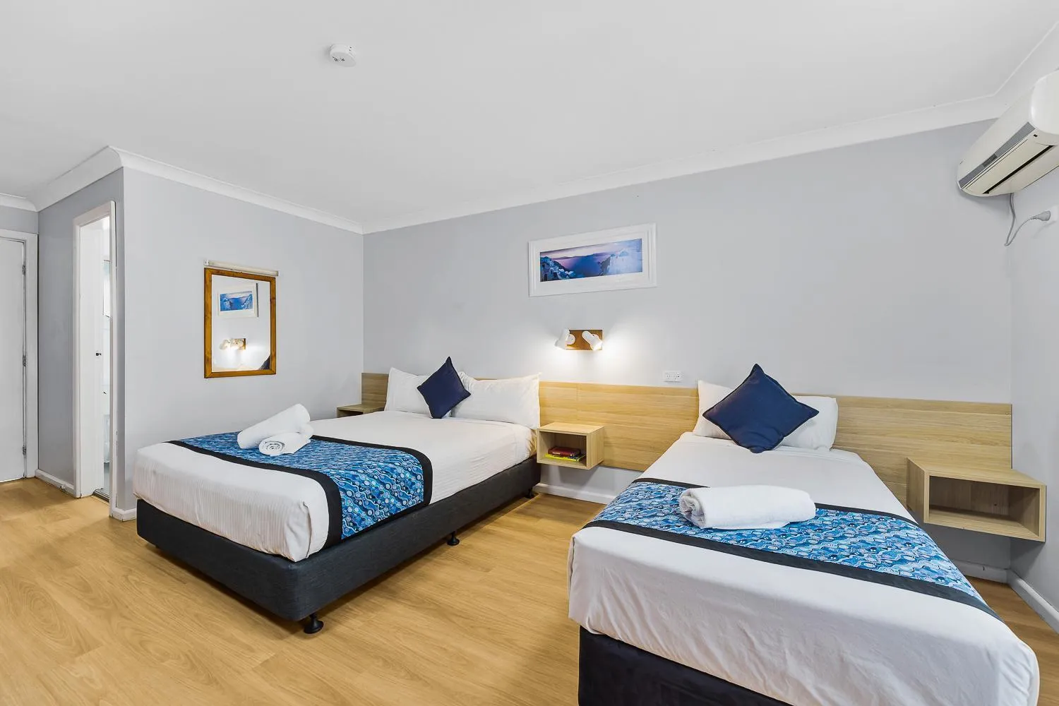 Bed in Castlereagh Motor Inn