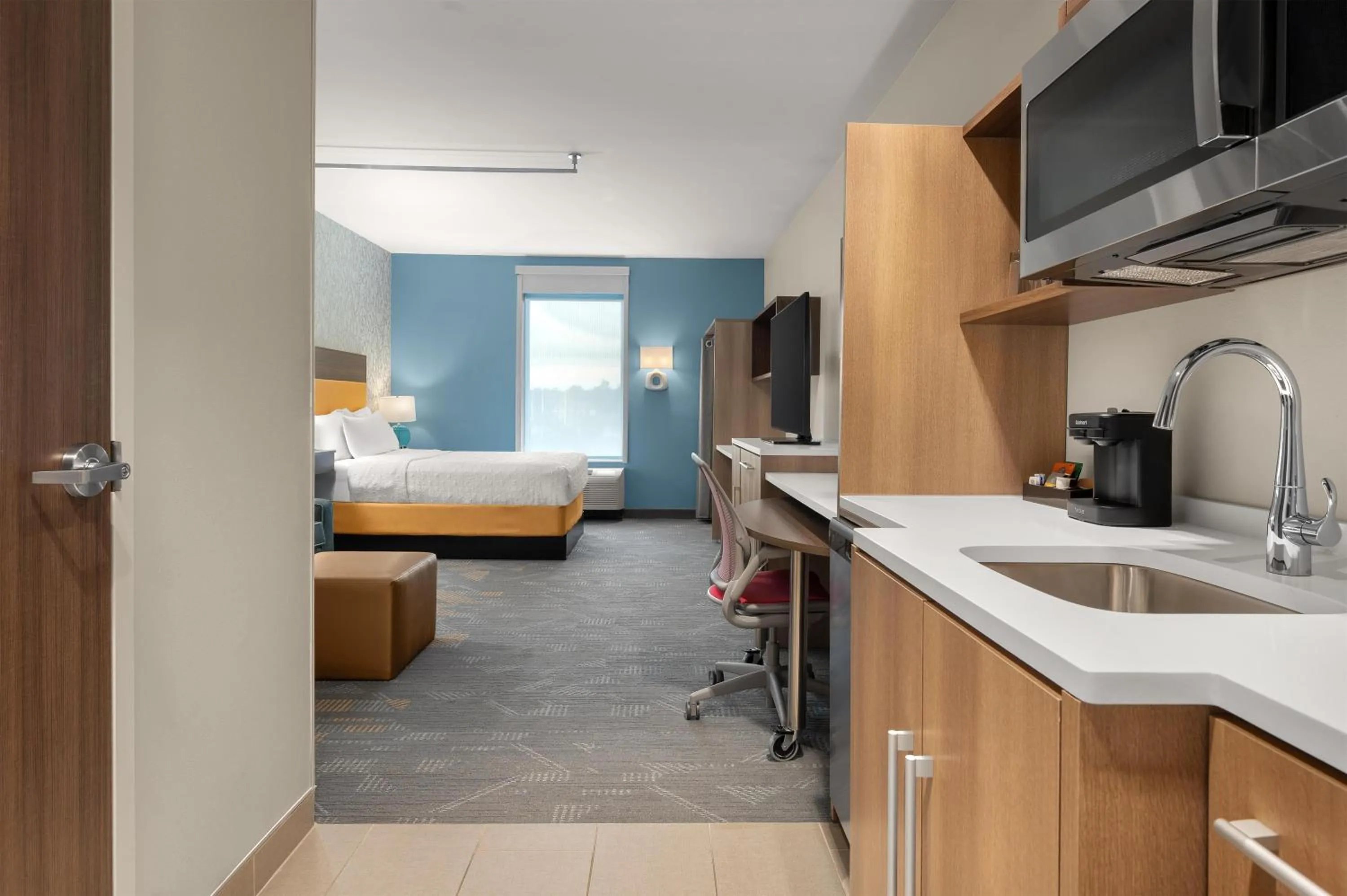 Kitchen or kitchenette, Bed in Home2 Suites By Hilton Cincinnati Eastgate