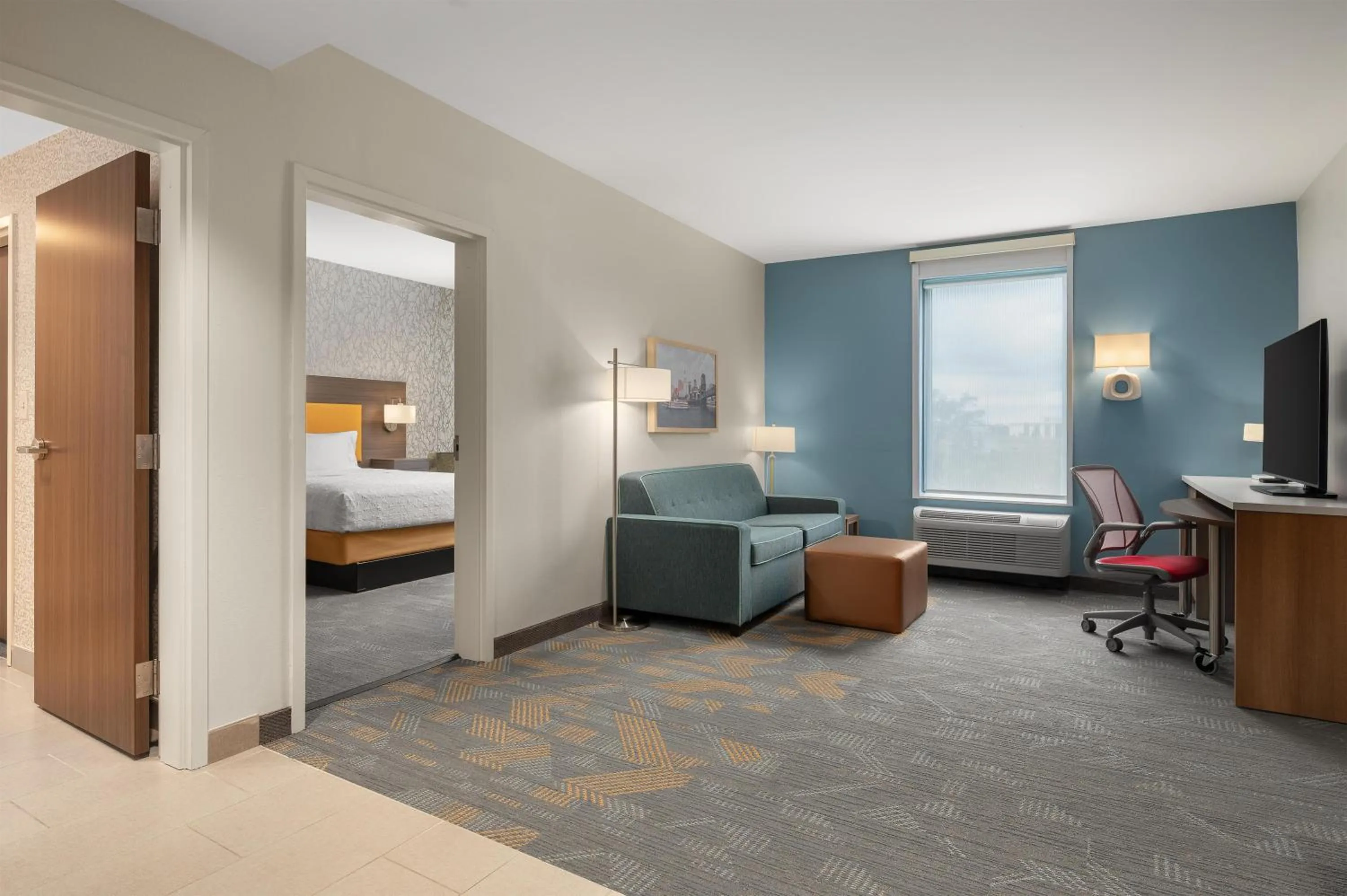 Living room, Bed in Home2 Suites By Hilton Cincinnati Eastgate