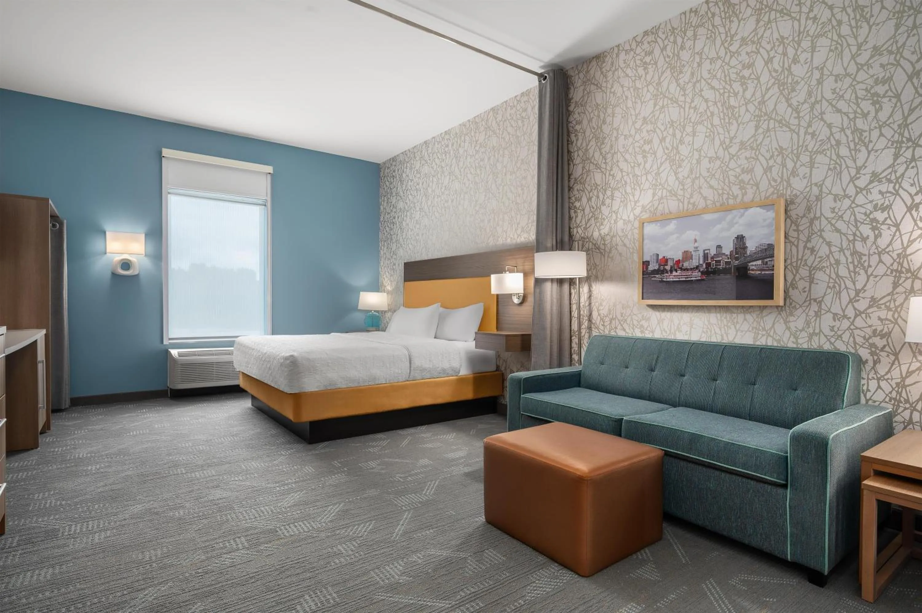 Living room, Bed in Home2 Suites By Hilton Cincinnati Eastgate