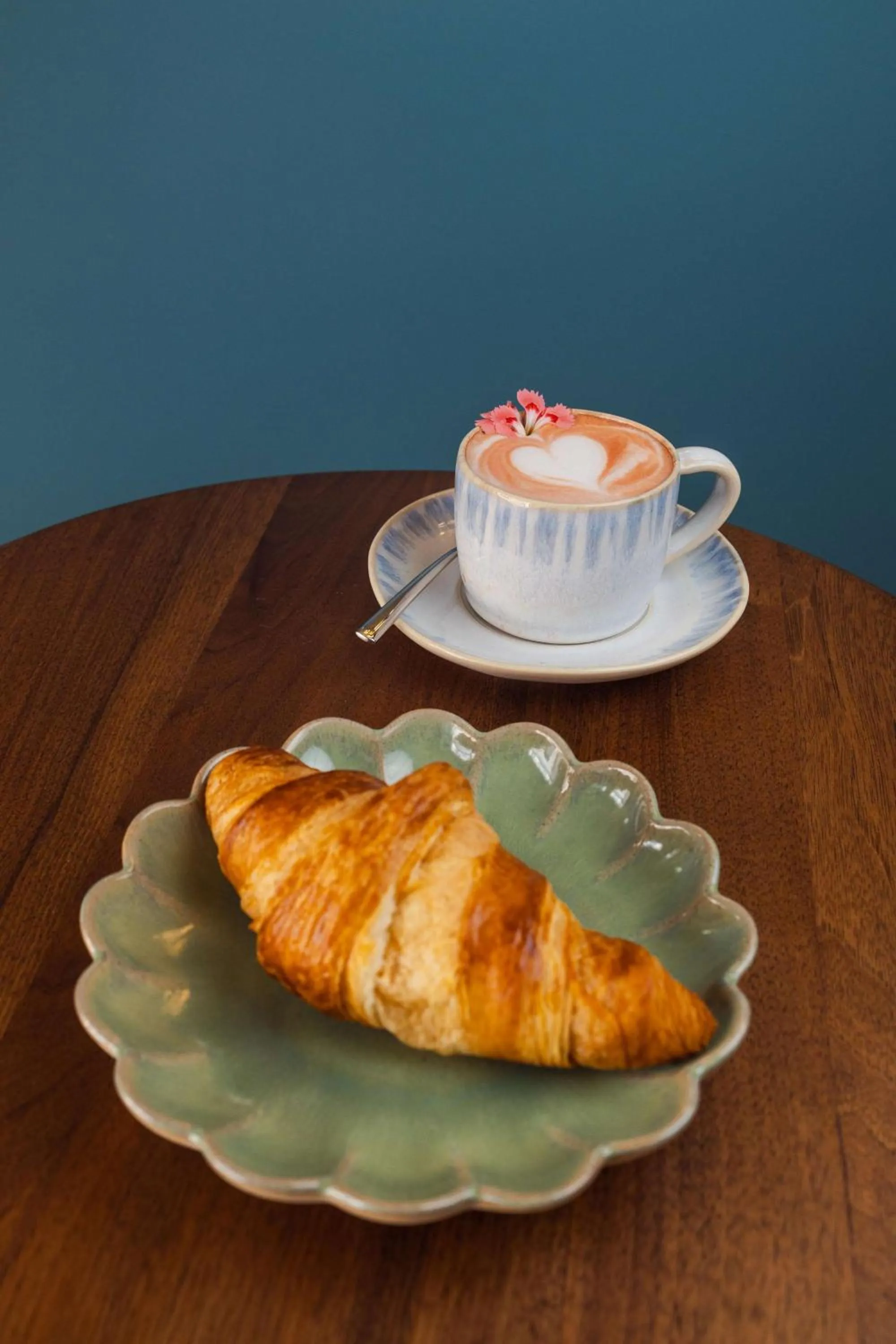 Dining area in DUO Hotel Lisbon, Curio Collection by Hilton