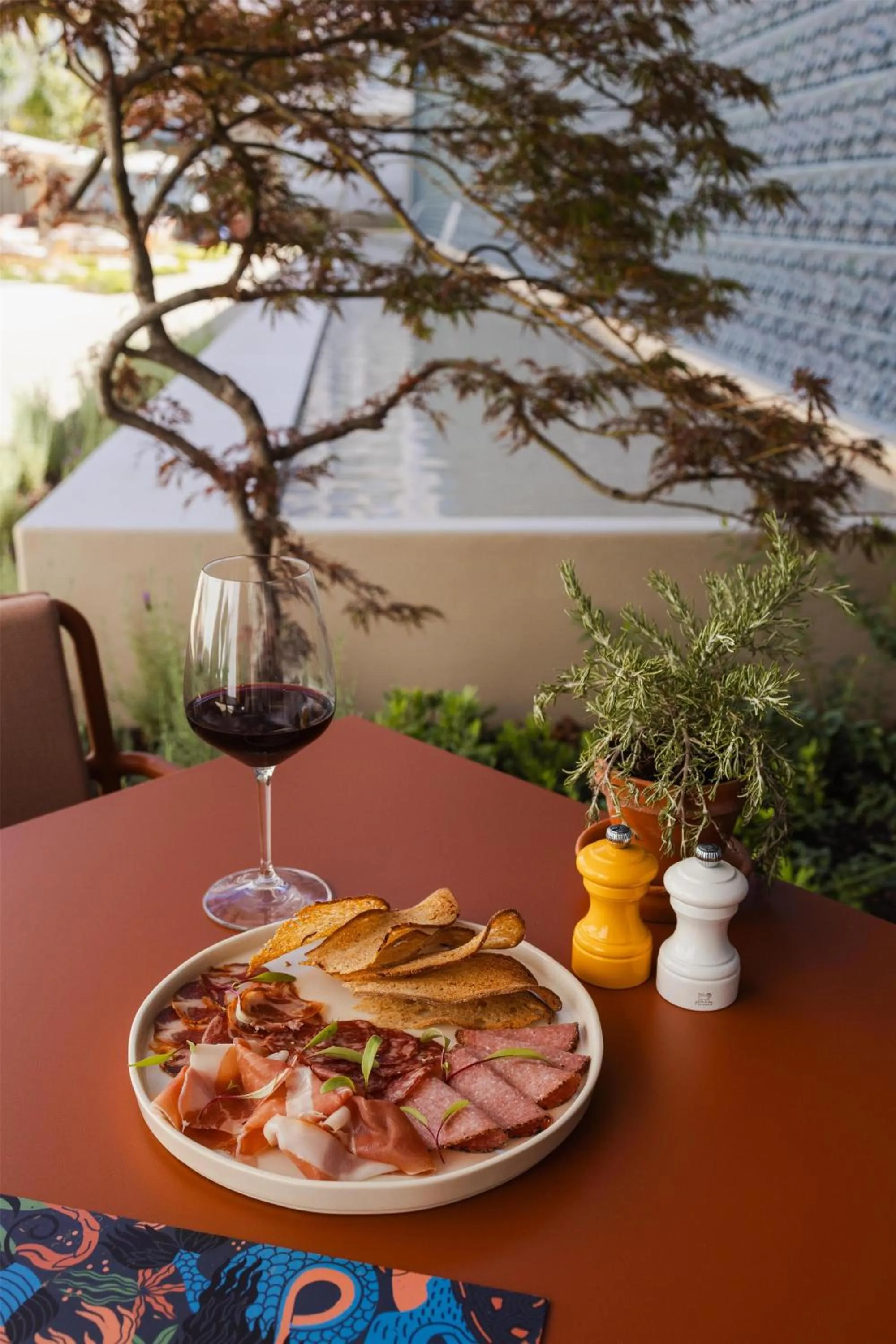 Restaurant/places to eat in DUO Hotel Lisbon, Curio Collection by Hilton