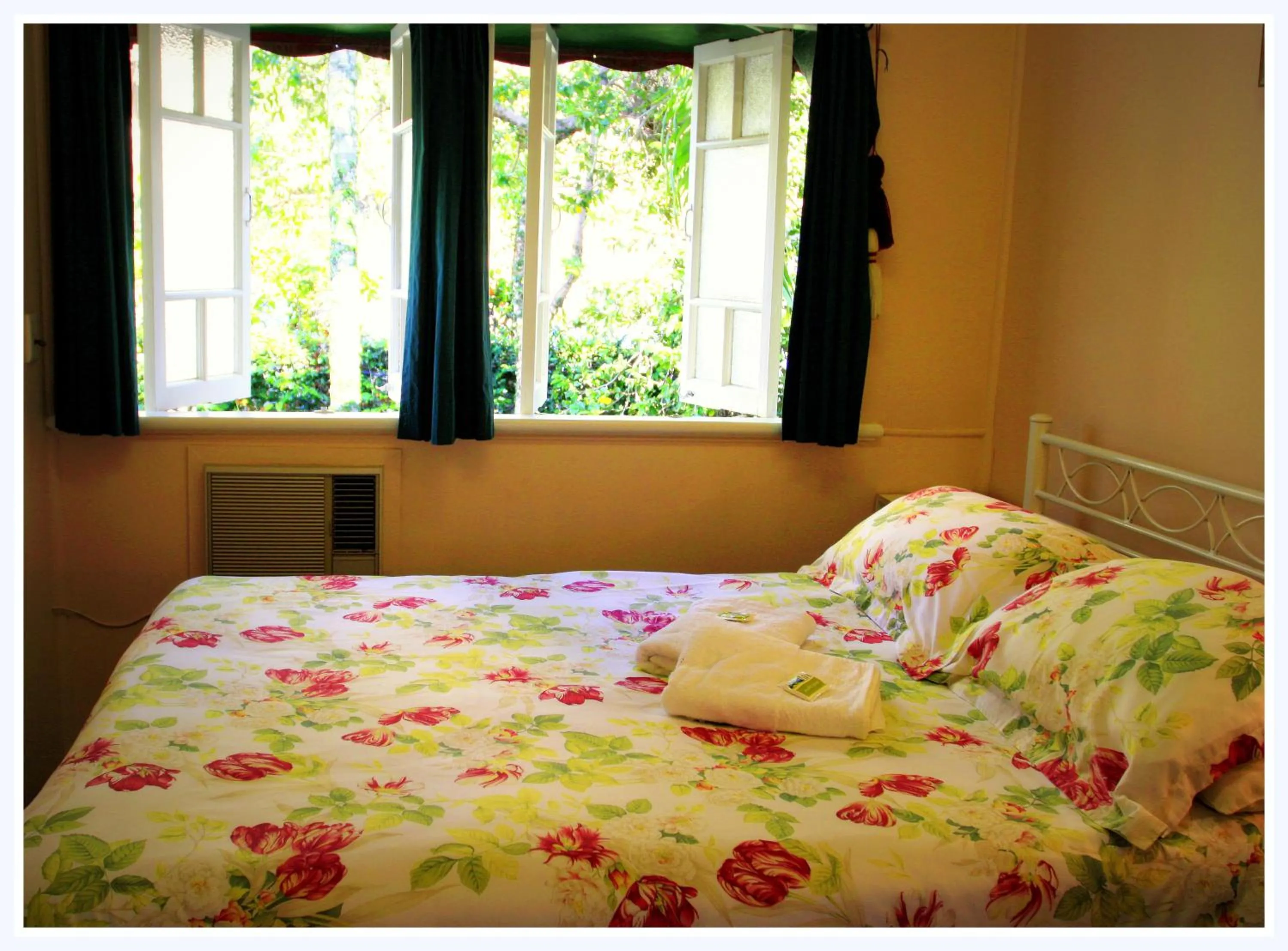 Budget Double Room in Coral Lodge Bed and Breakfast Inn