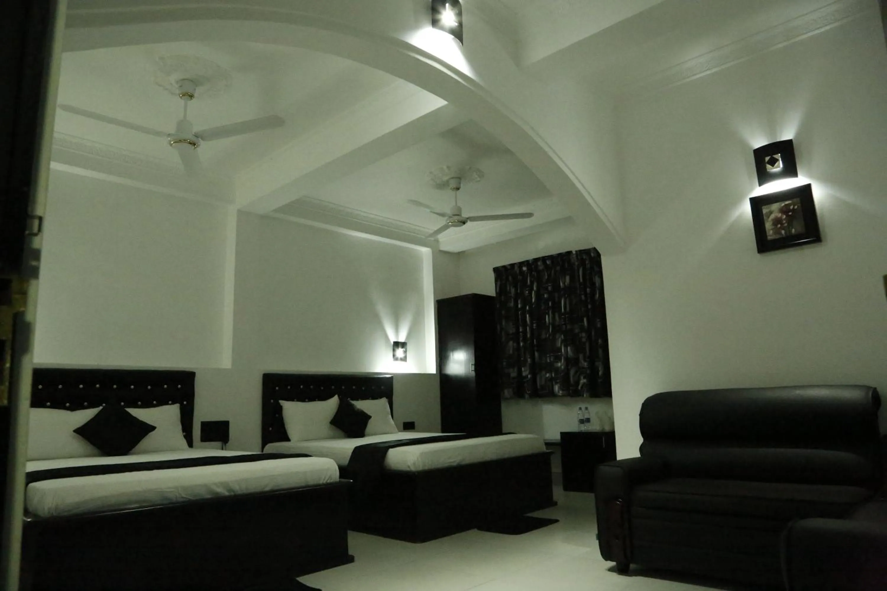 Restaurant/places to eat in Villa Hotel