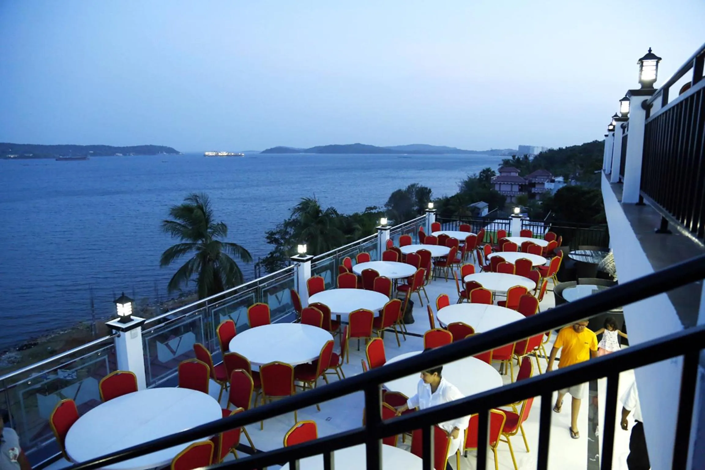 Restaurant/places to eat in Villa Hotel