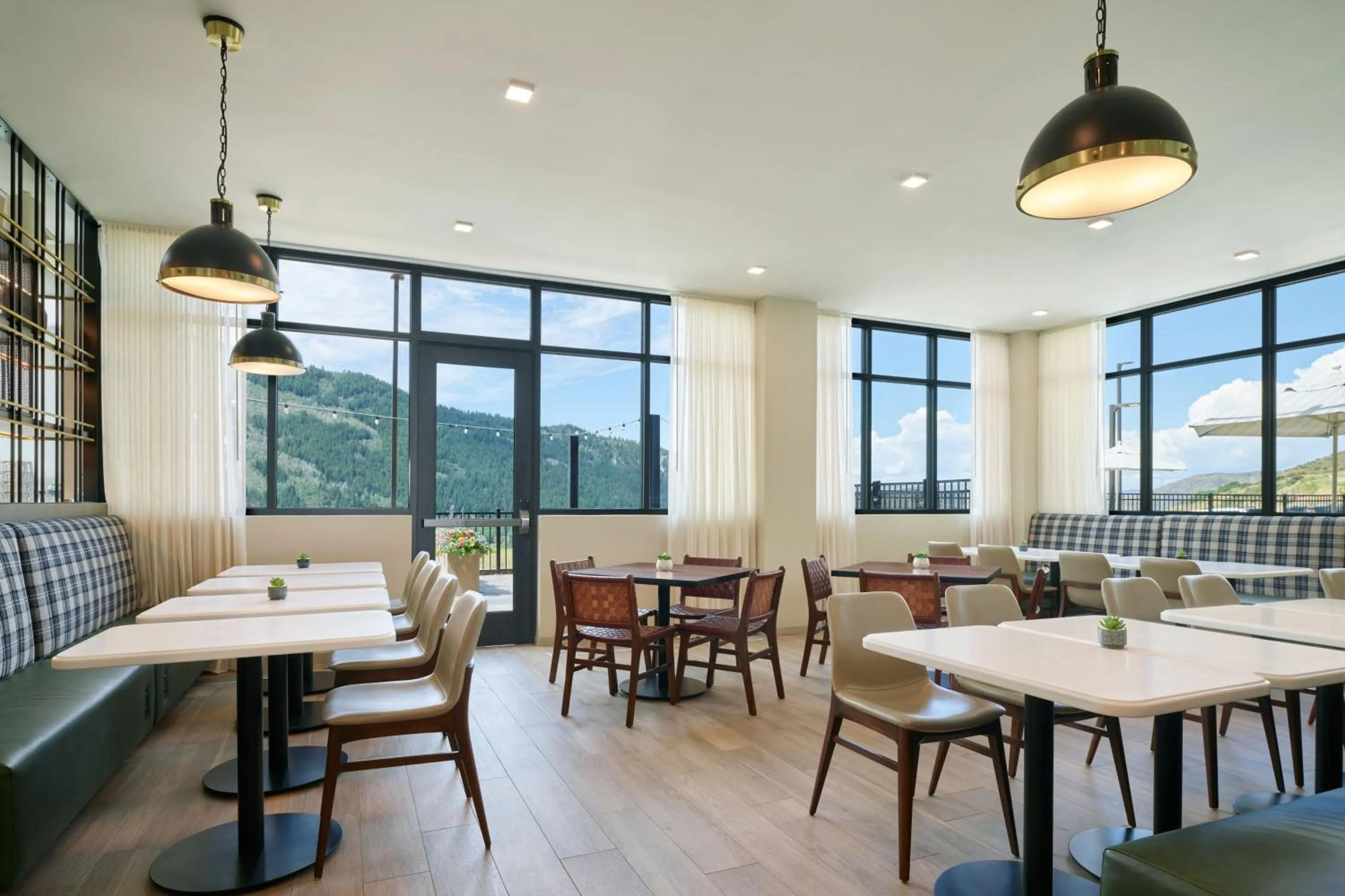 Restaurant/places to eat in SpringHill Suites by Marriott Avon Vail Valley