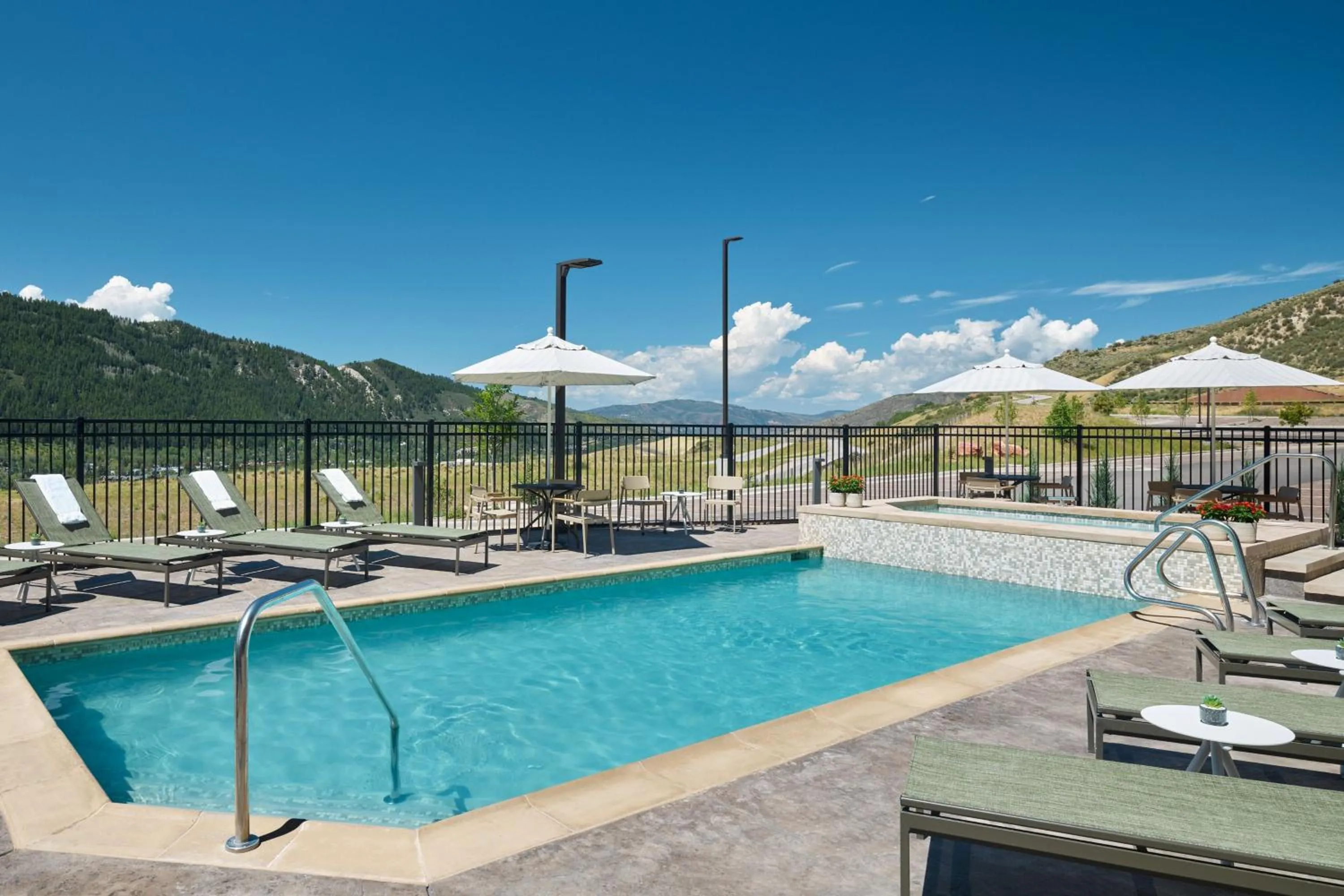 Swimming pool in TownePlace Suites by Marriott Avon Vail Valley