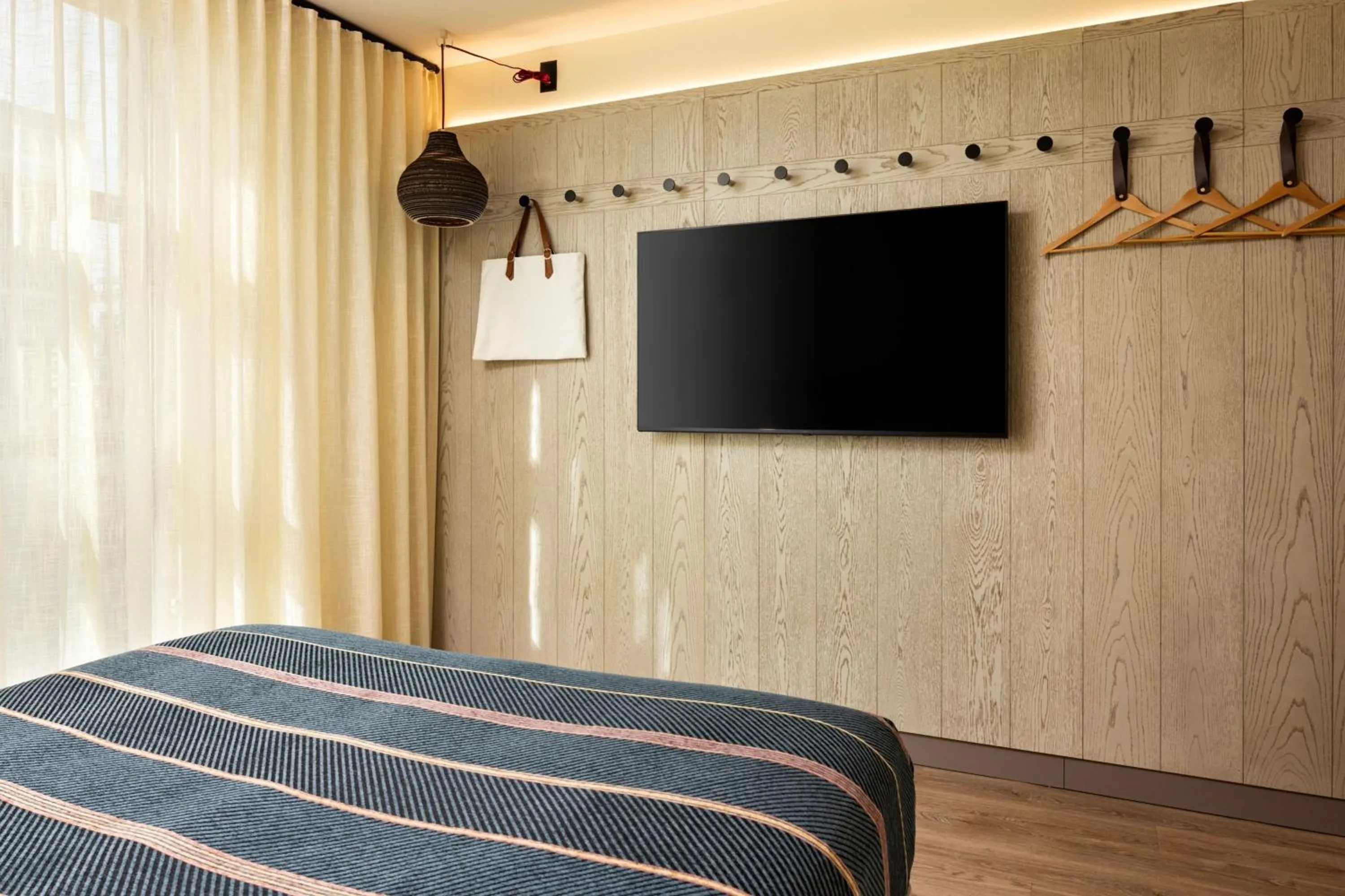 Photo of the whole room, Bed in Moxy Madison Downtown