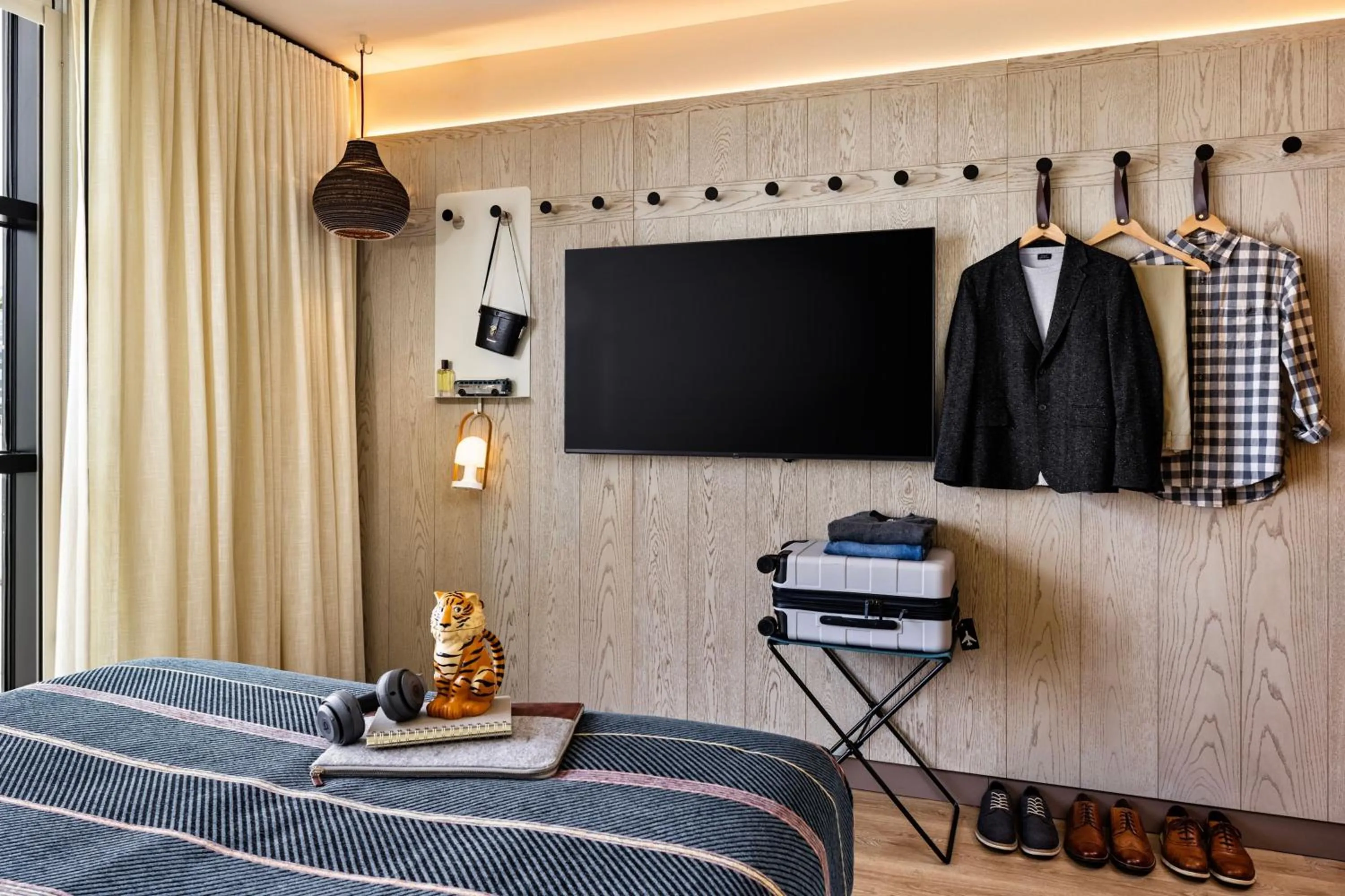 Photo of the whole room, Bed in Moxy Madison Downtown