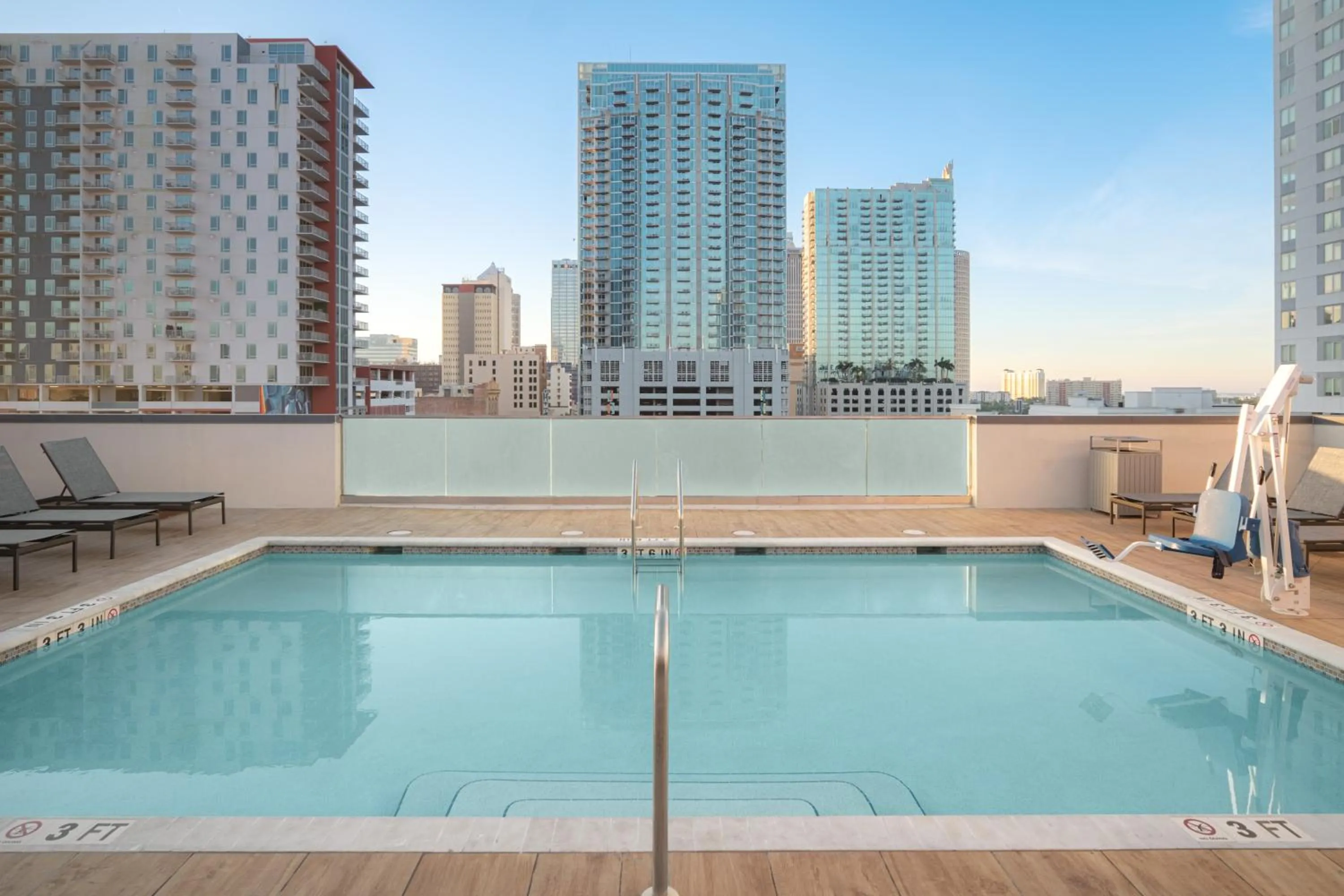 Swimming pool in SpringHill Suites by Marriott Tampa Downtown