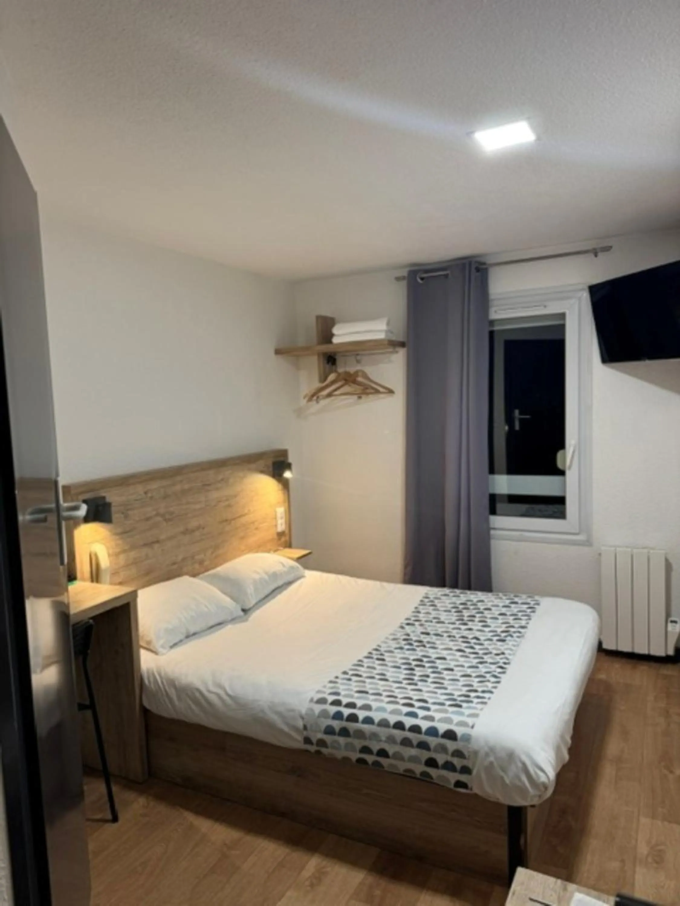 Photo of the whole room, Bed in my HOTEL Bordeaux