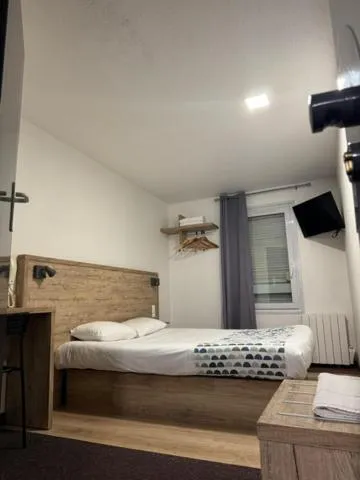 Photo of the whole room, Bed in my HOTEL Bordeaux
