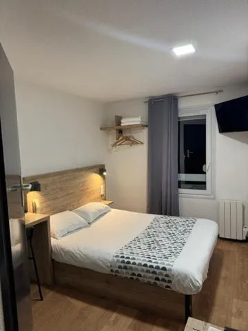 Photo of the whole room, Bed in my HOTEL Bordeaux
