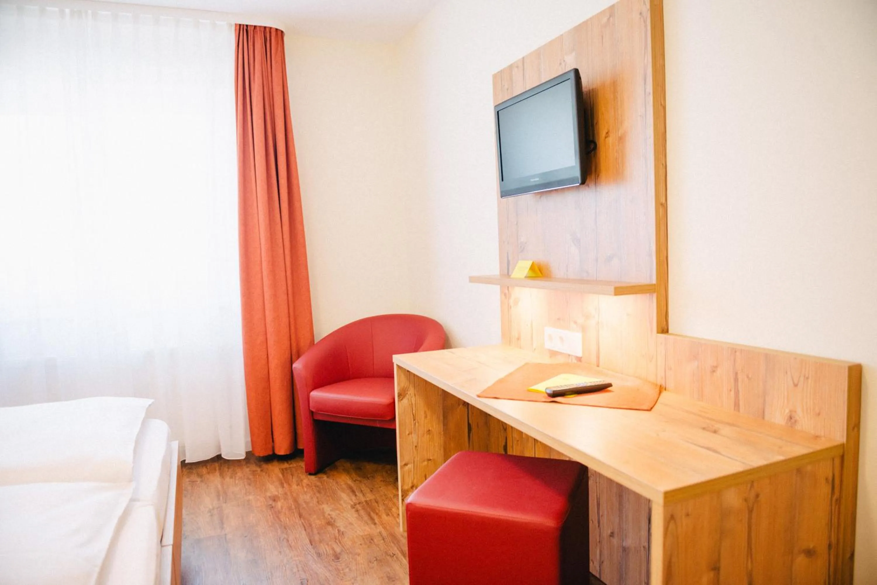 Photo of the whole room, Bed in Gasthaus Stroh