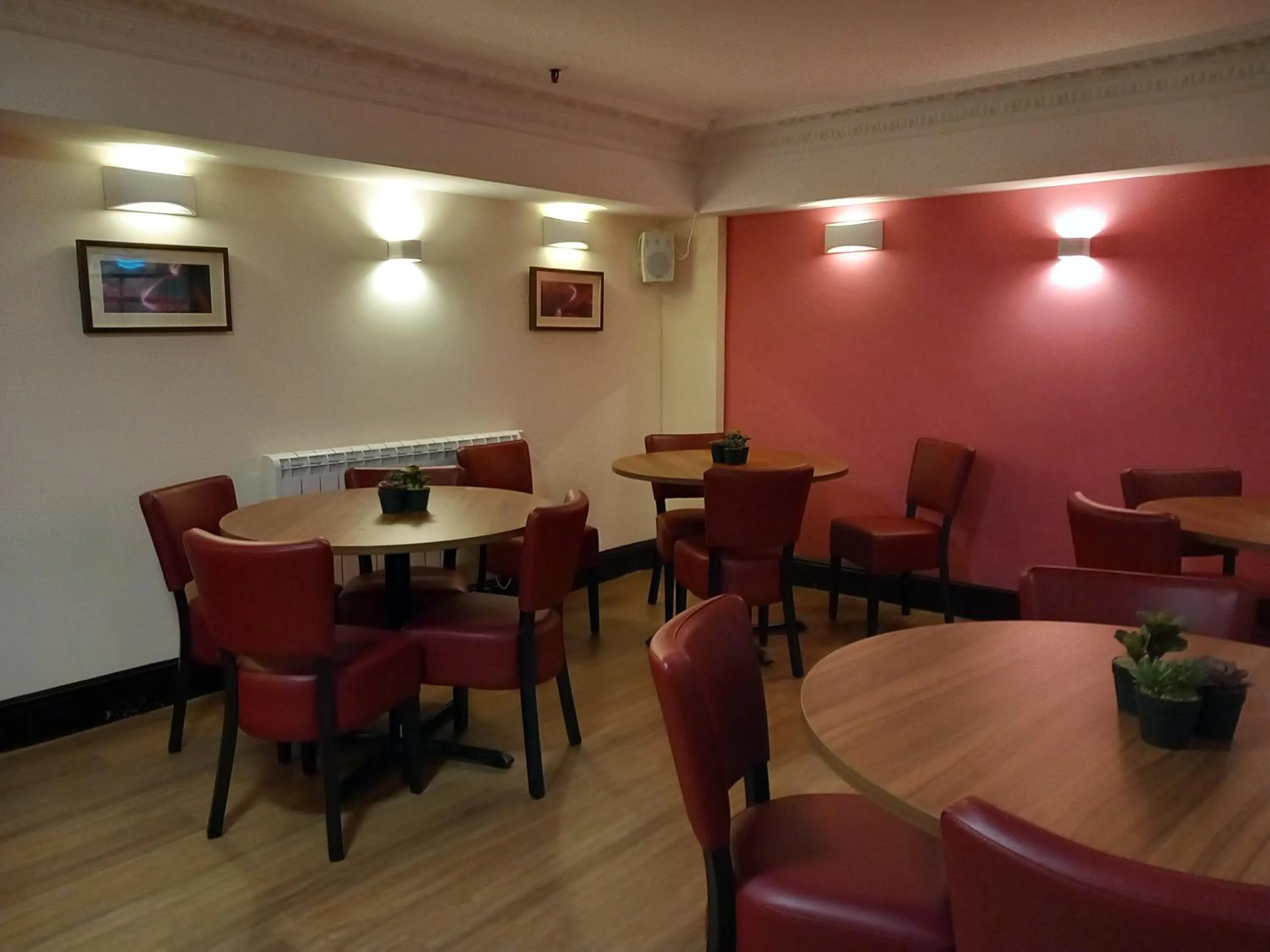 Lounge or bar in Britannia Hotel Birmingham New Street Station Birmingham