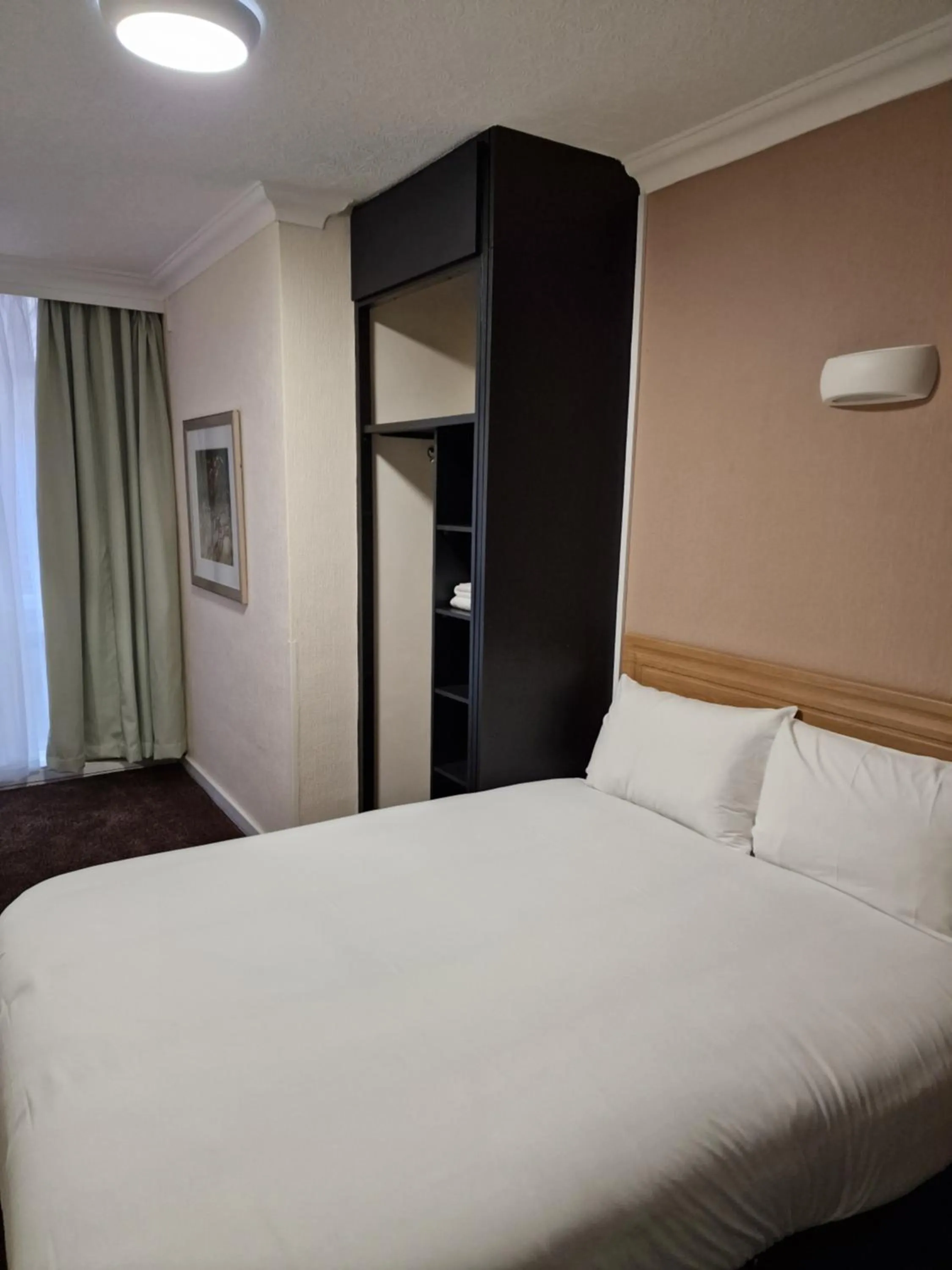 Bed in Britannia Hotel Birmingham New Street Station Birmingham