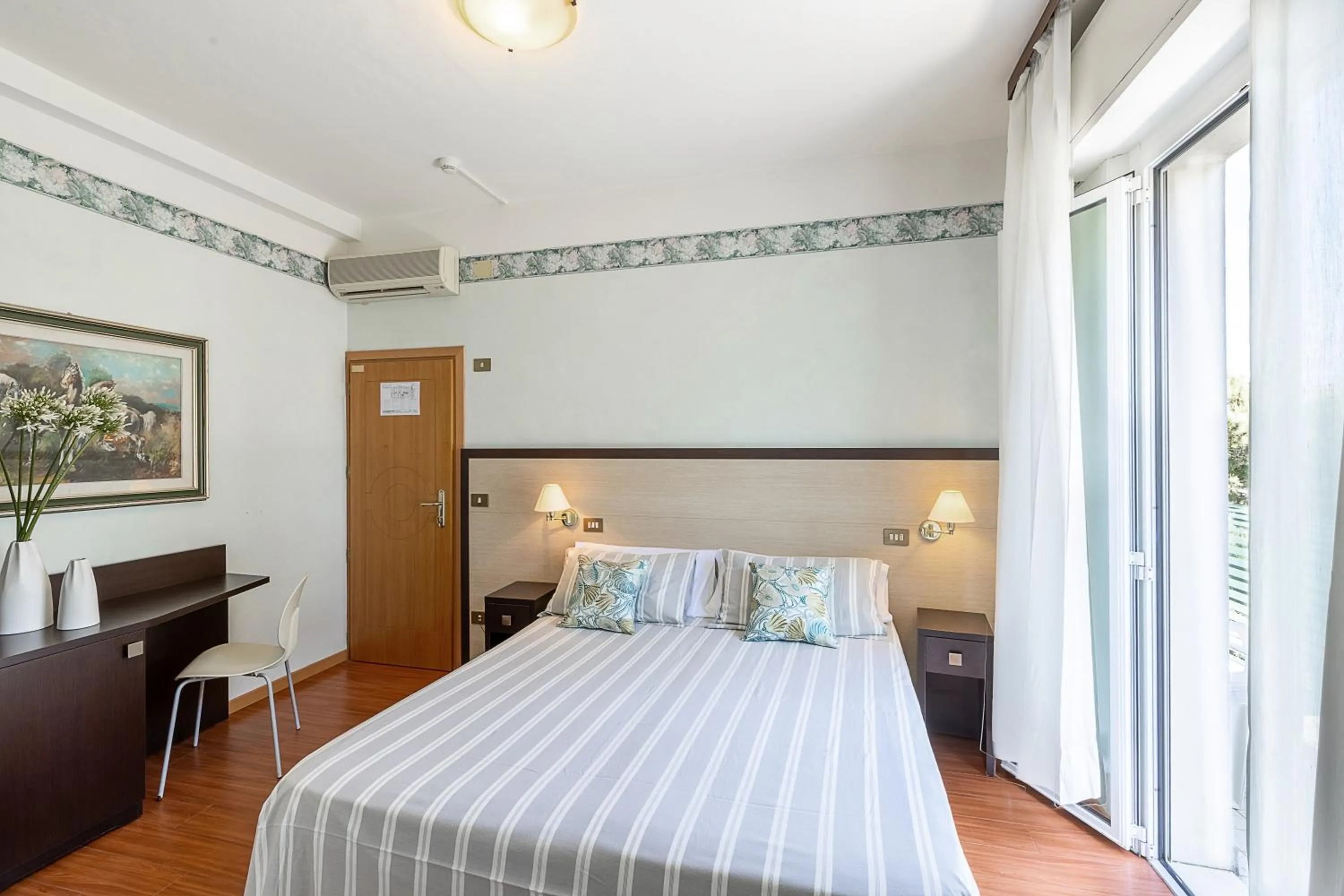 Bedroom, Bed in Hotel Adriatica con Piscina