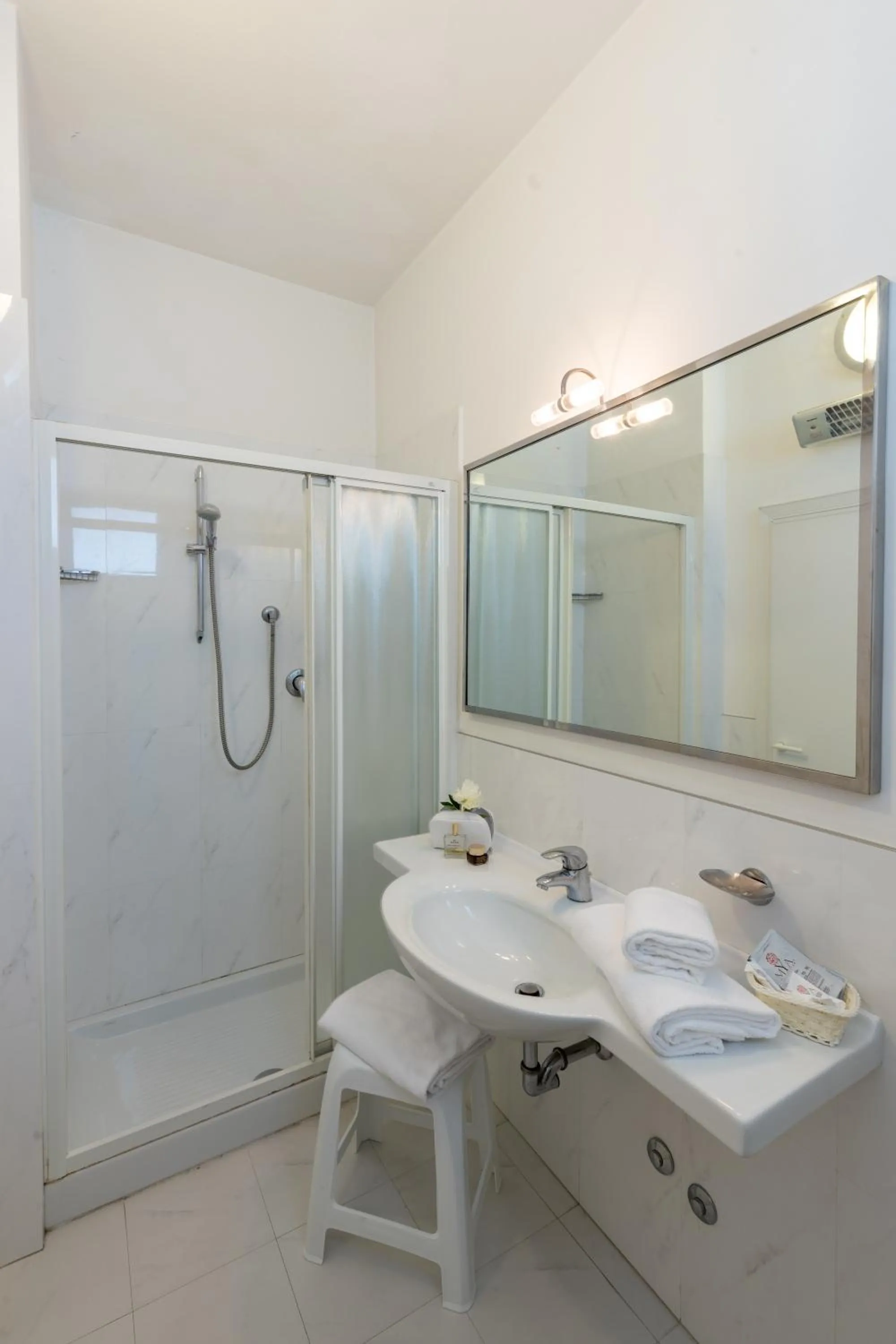 Bathroom in Hotel Adriatica con Piscina