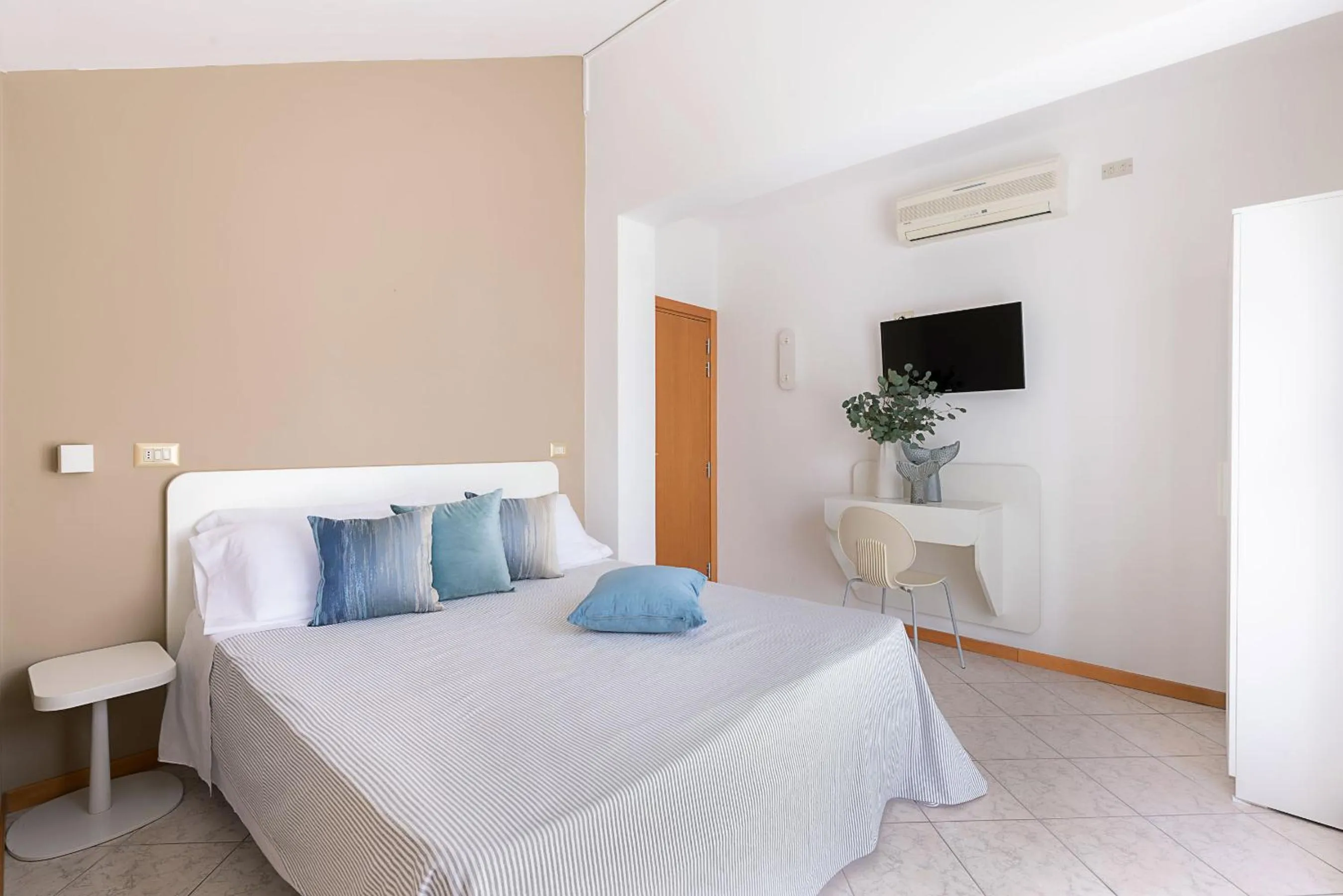 Bedroom, Bed in Hotel Adriatica con Piscina