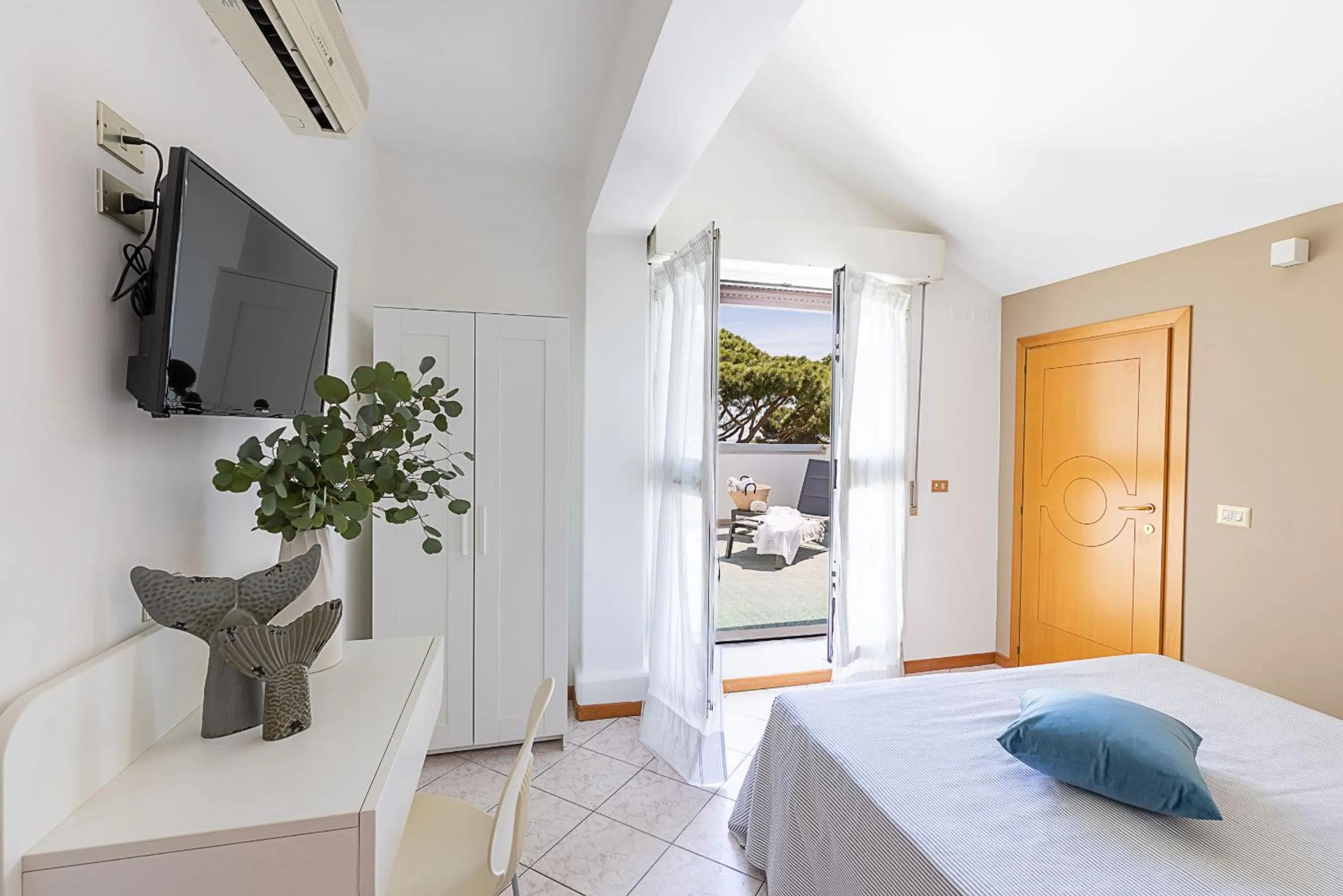 Bedroom, Bed in Hotel Adriatica con Piscina