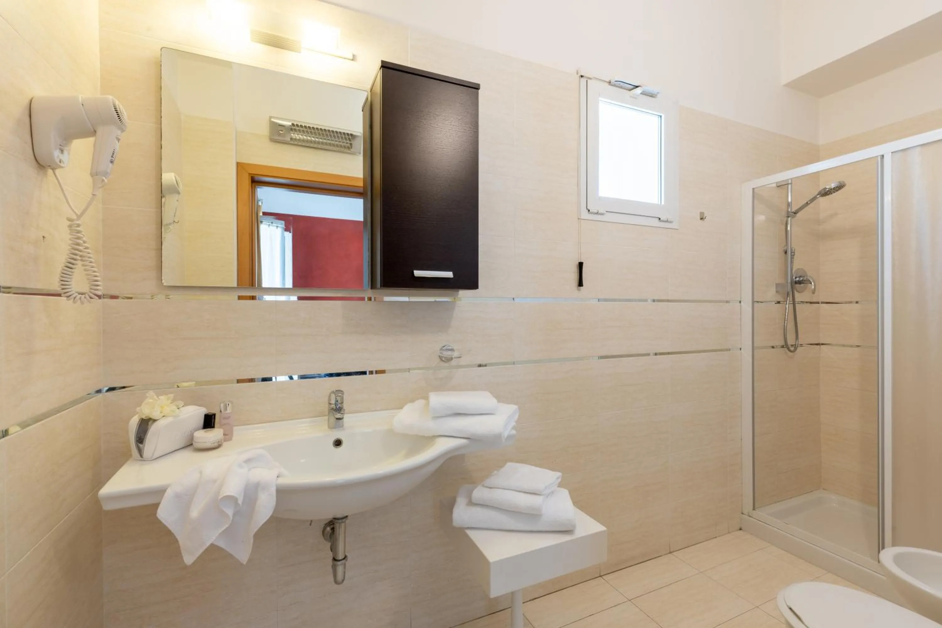 Bathroom in Hotel Adriatica con Piscina