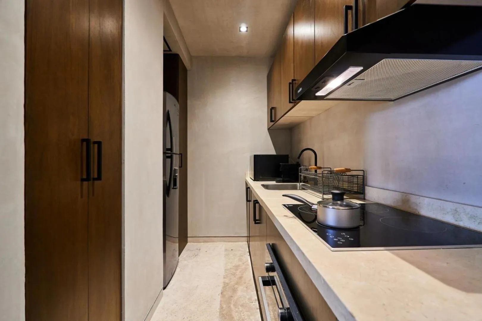 Kitchen or kitchenette in Bakal Residence By Lockey