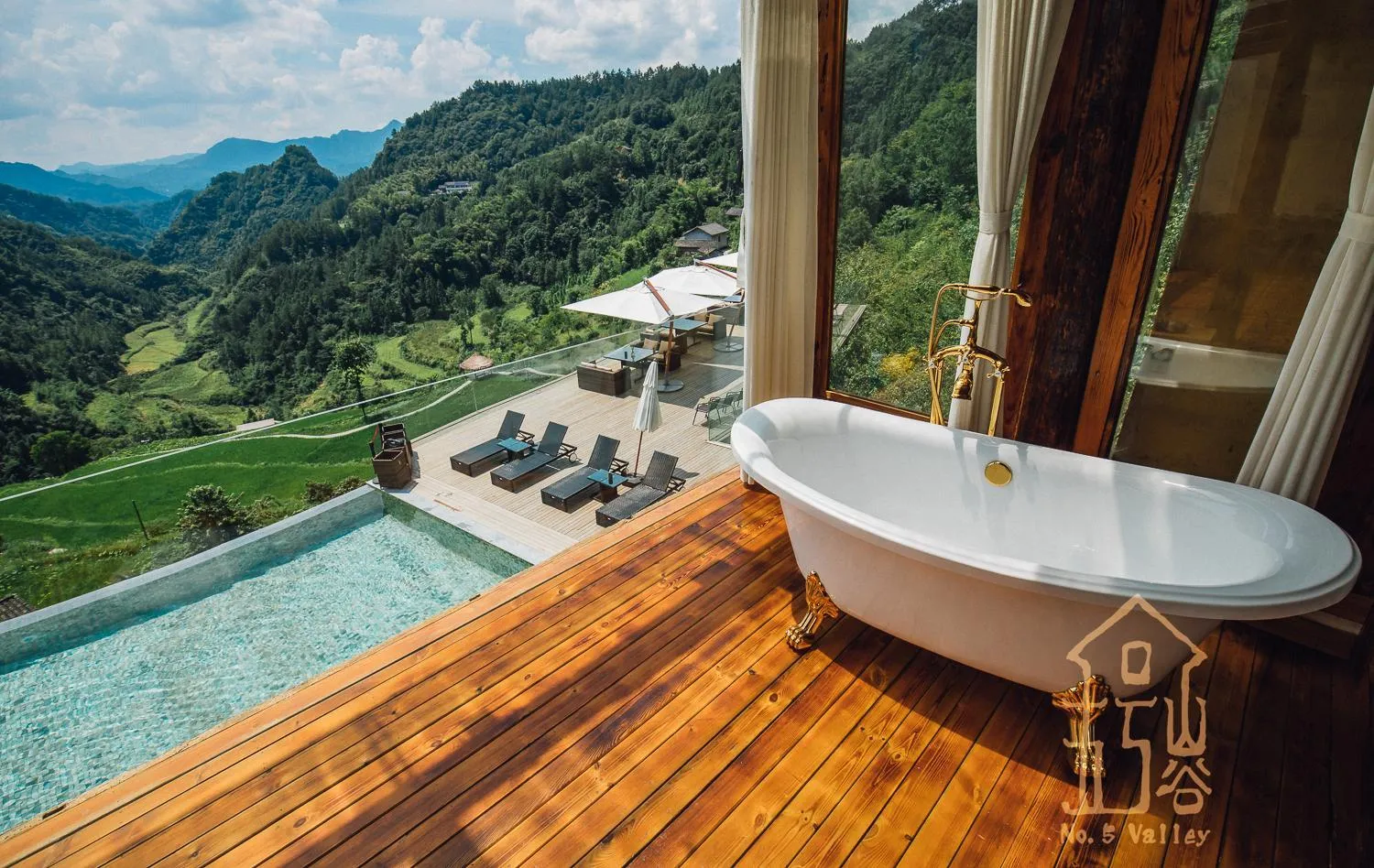 Day in No.5 Valley Lodge