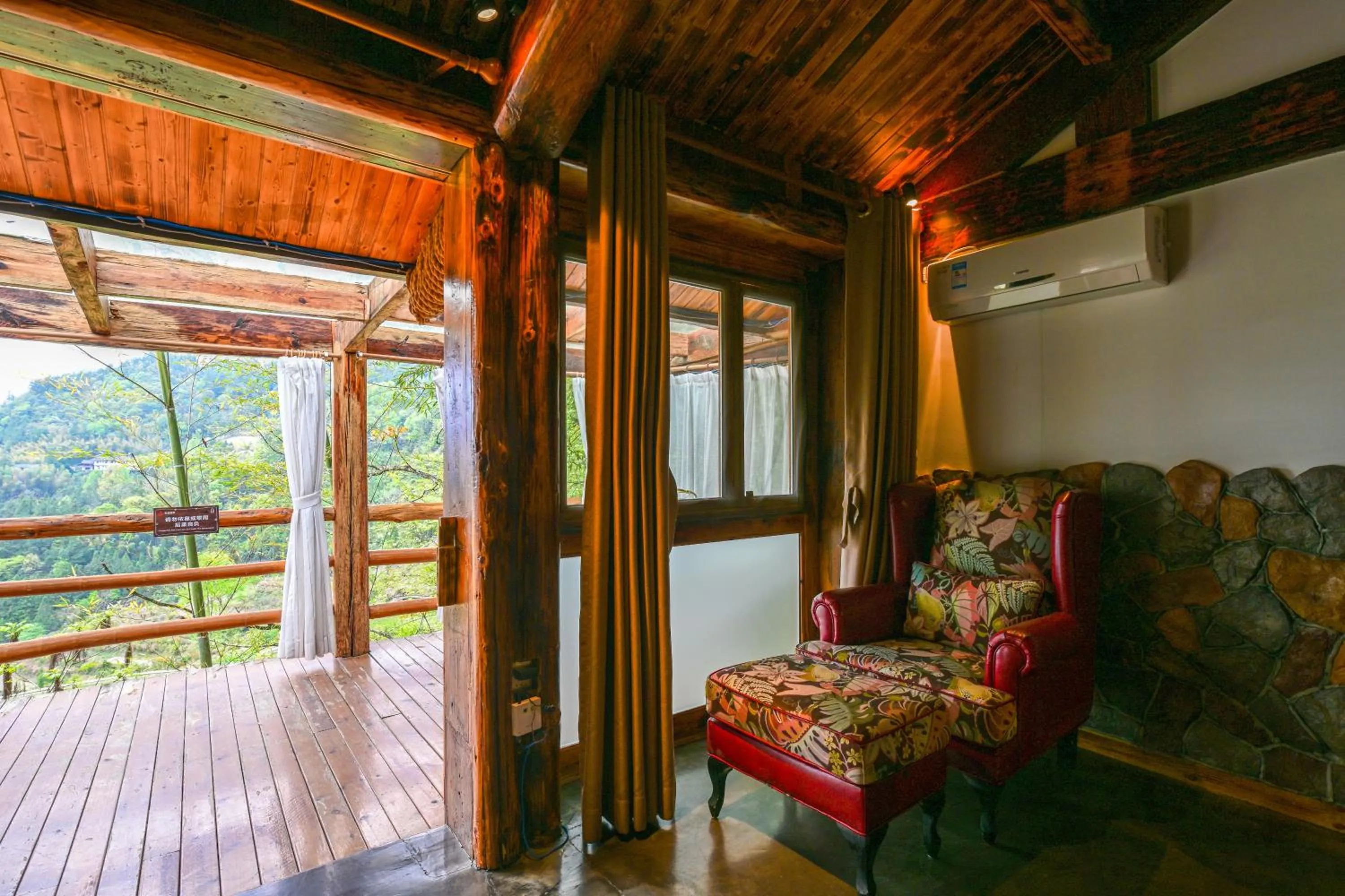 Balcony/Terrace, Bed in No.5 Valley Lodge