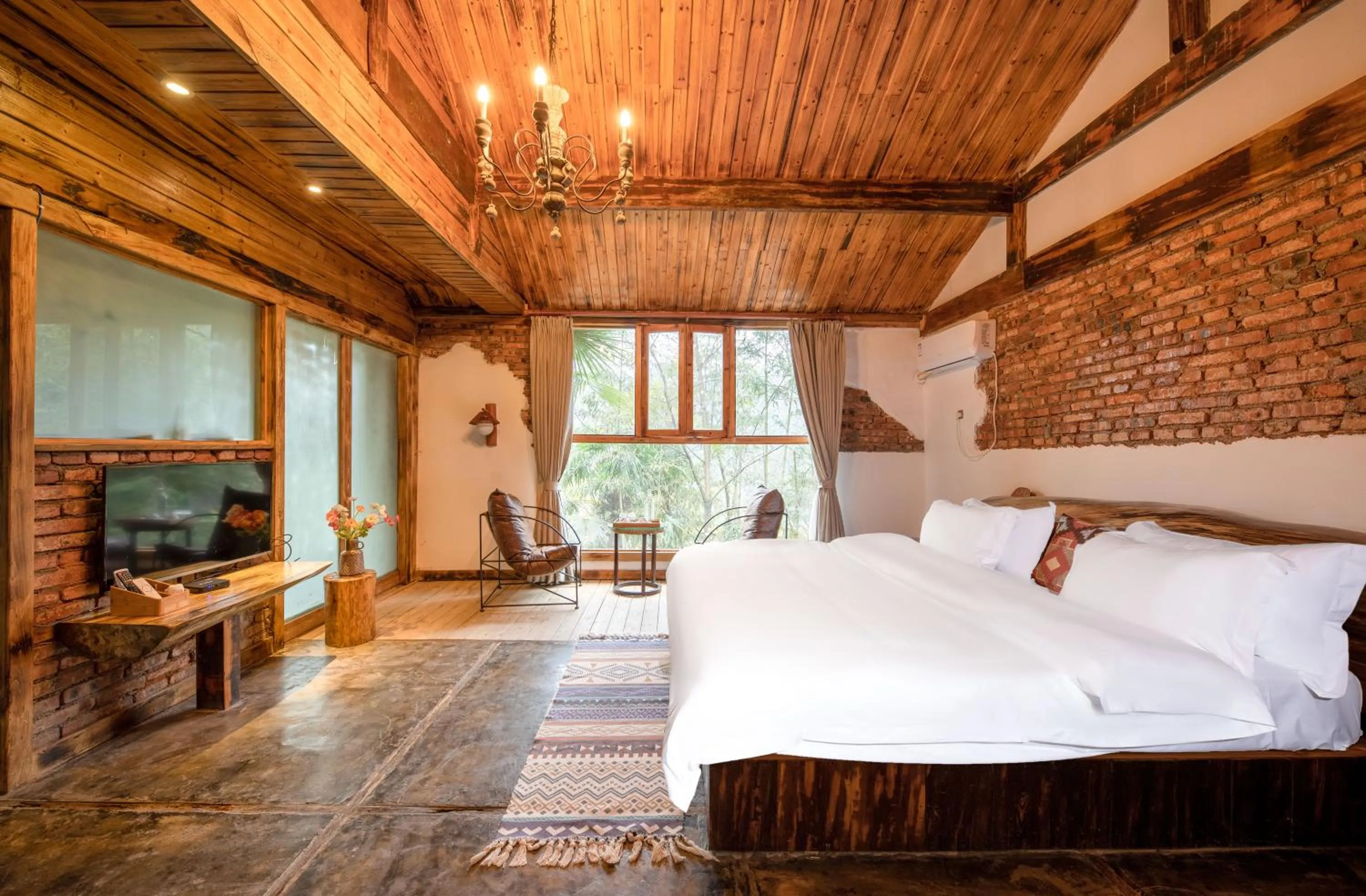 Photo of the whole room, Bed in No.5 Valley Lodge