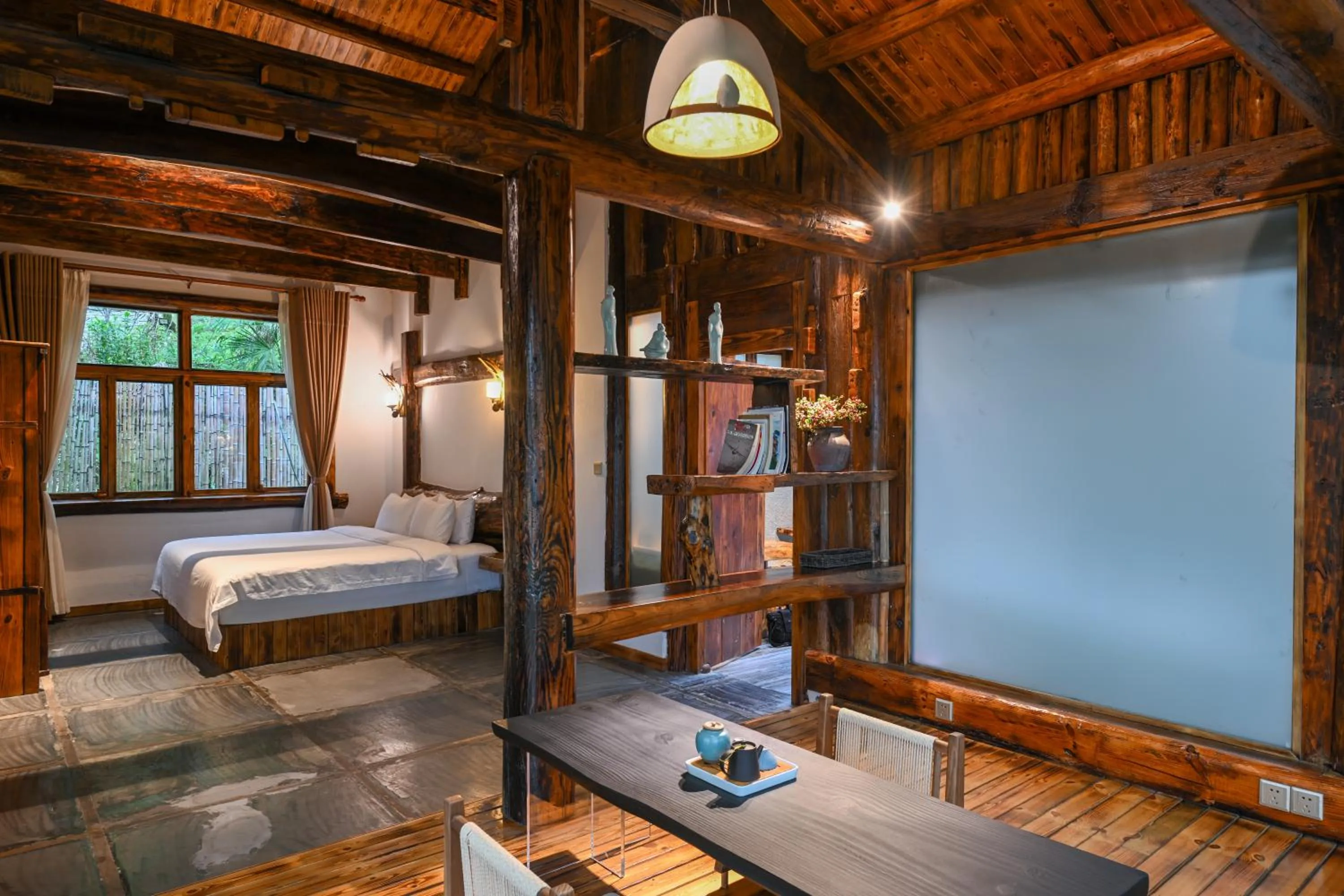 Photo of the whole room, Bed in No.5 Valley Lodge