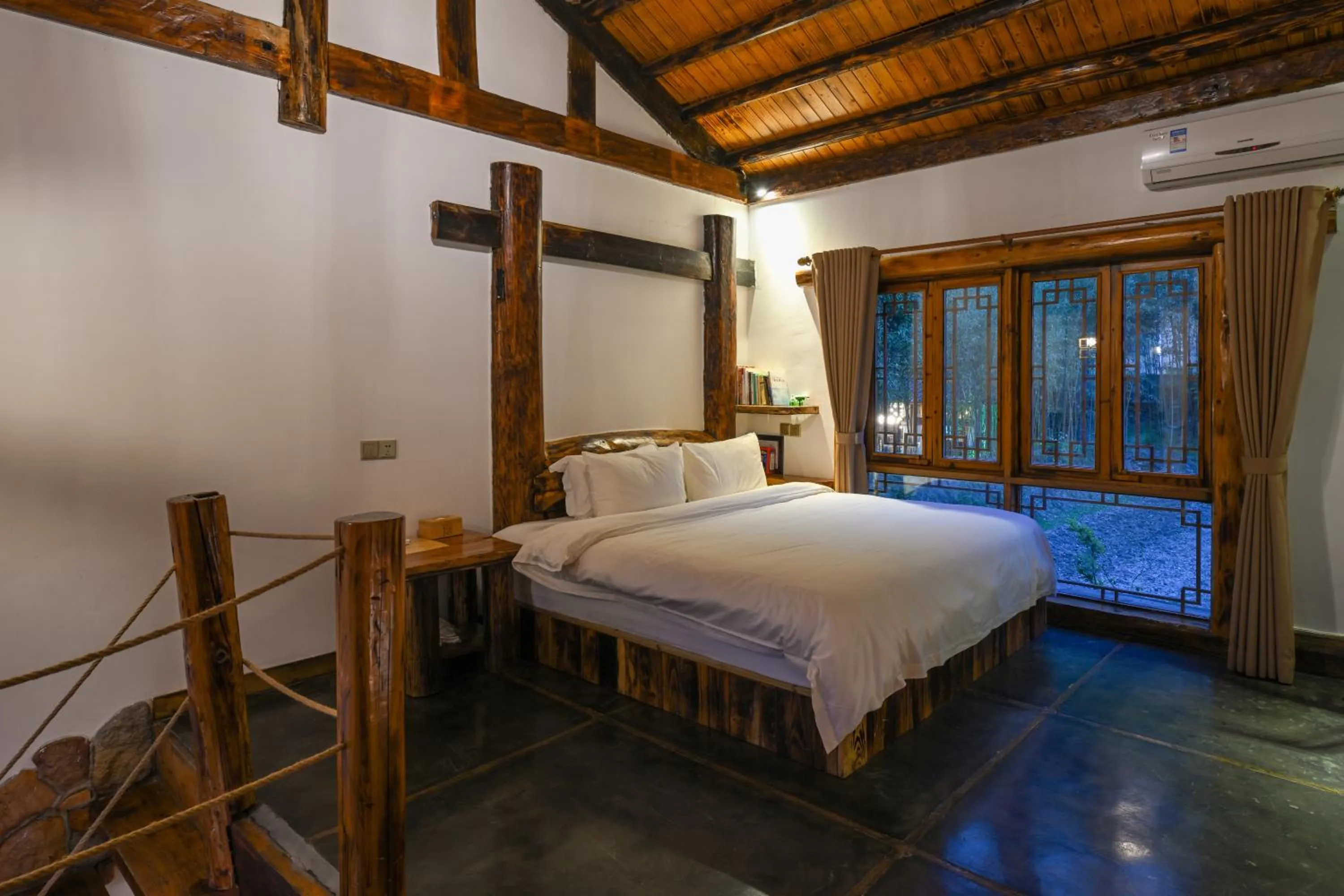 Bedroom, Bed in No.5 Valley Lodge