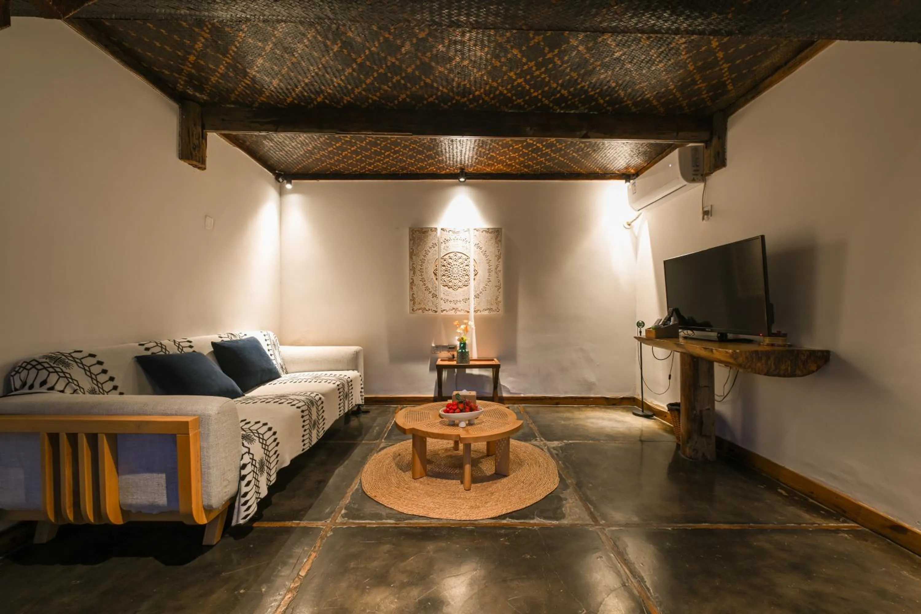 Living room, Bed in No.5 Valley Lodge