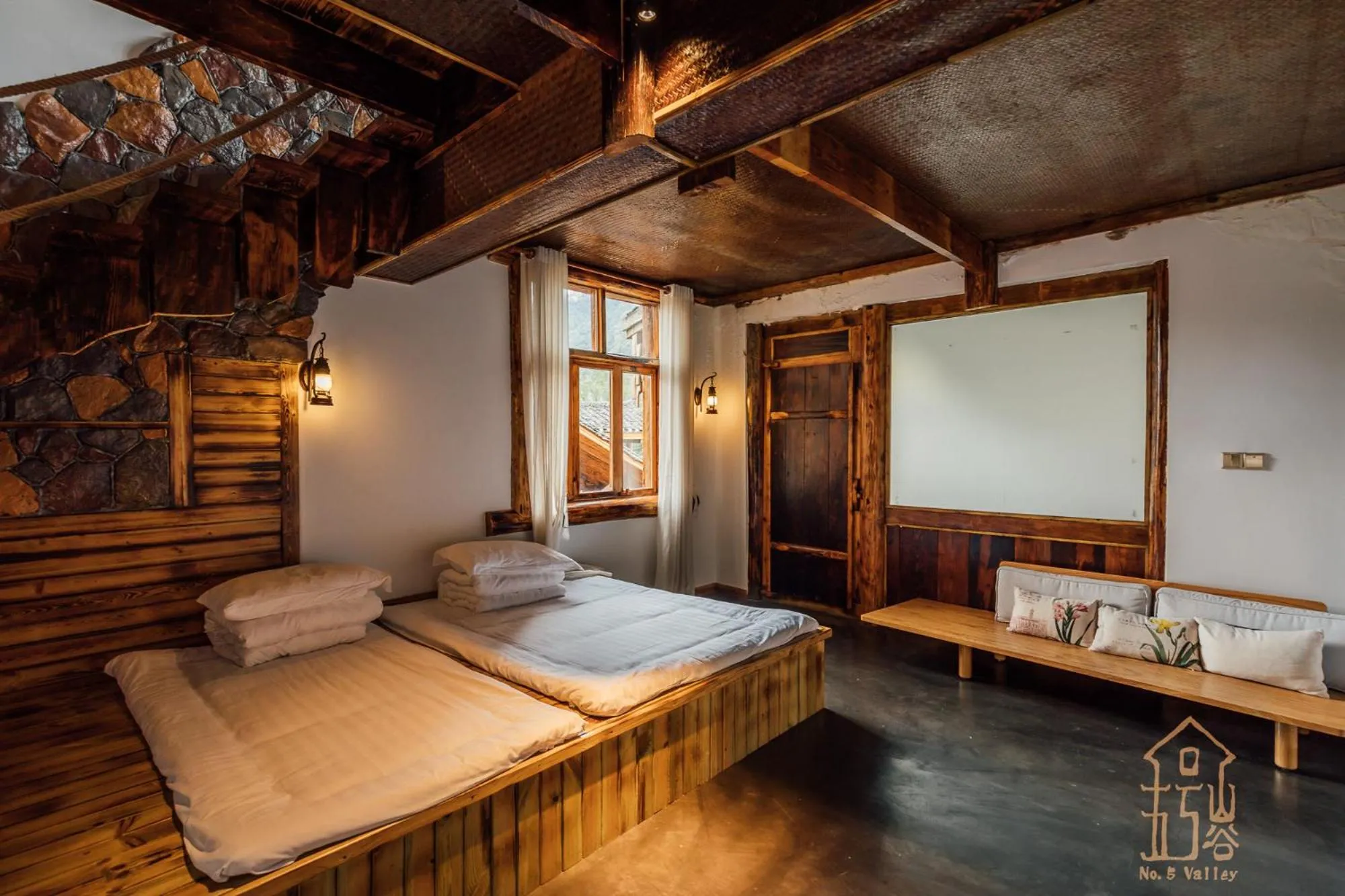 Bedroom, Bed in No.5 Valley Lodge