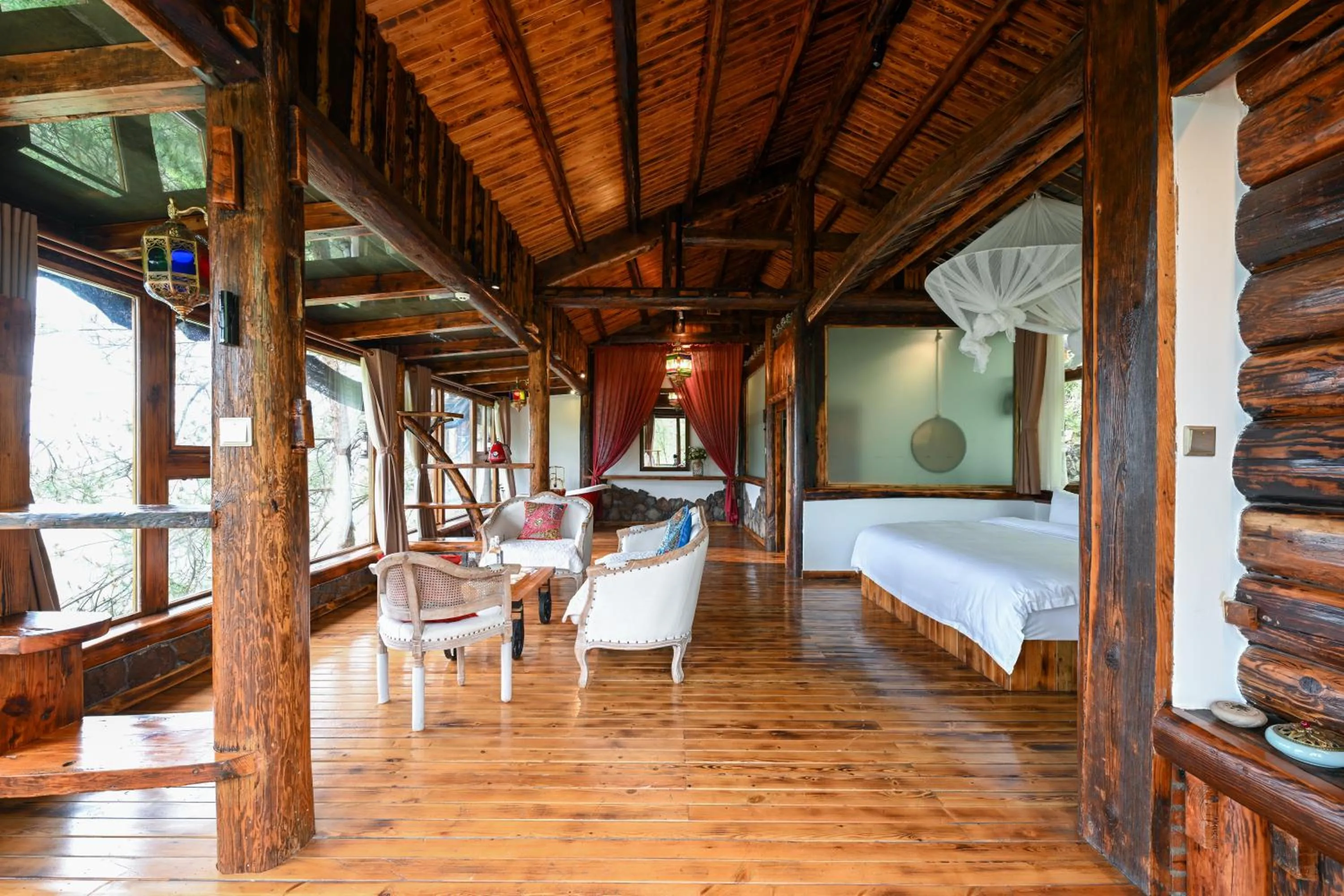 Photo of the whole room, Bed in No.5 Valley Lodge