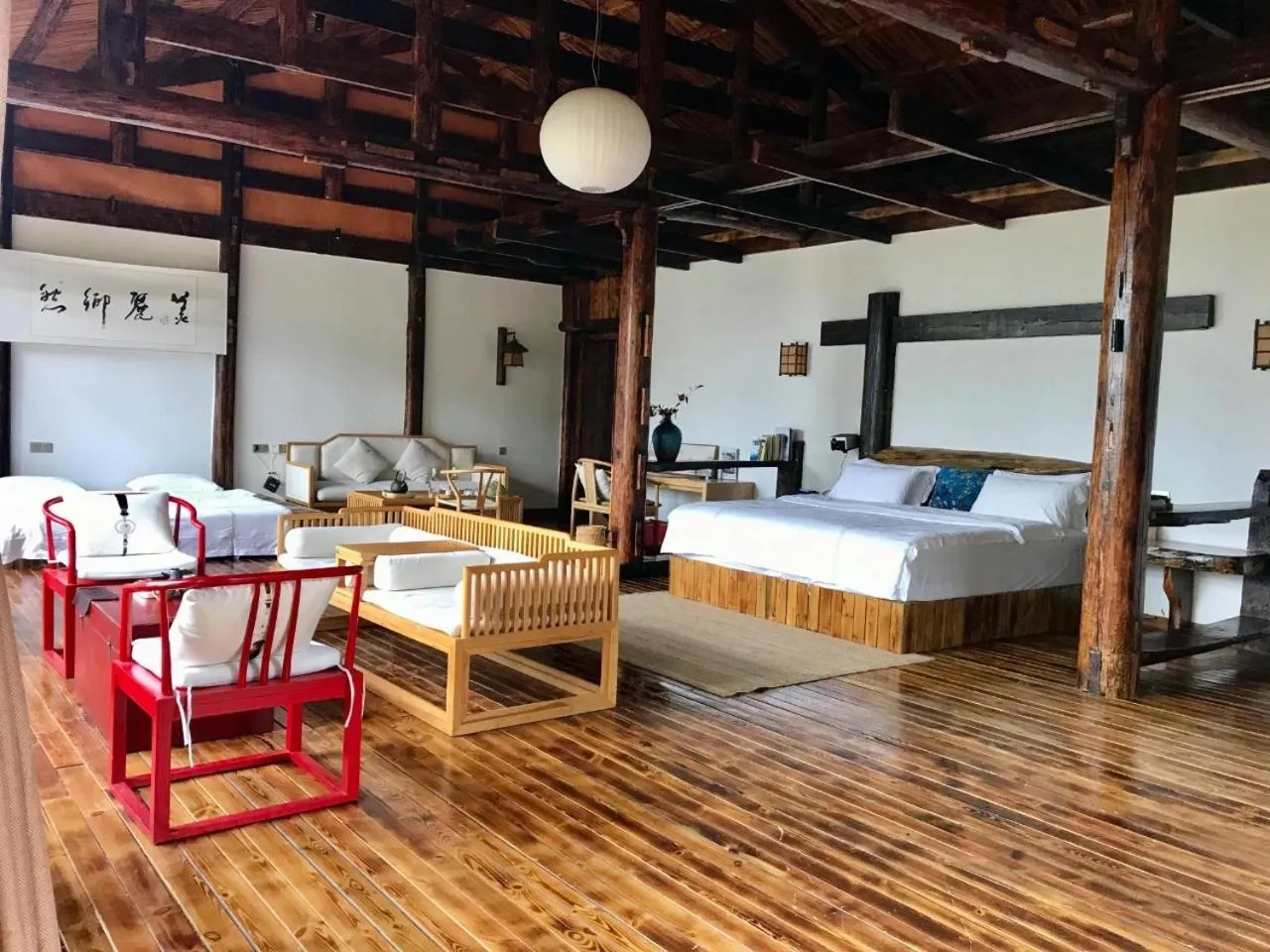 Photo of the whole room, Bed in No.5 Valley Lodge