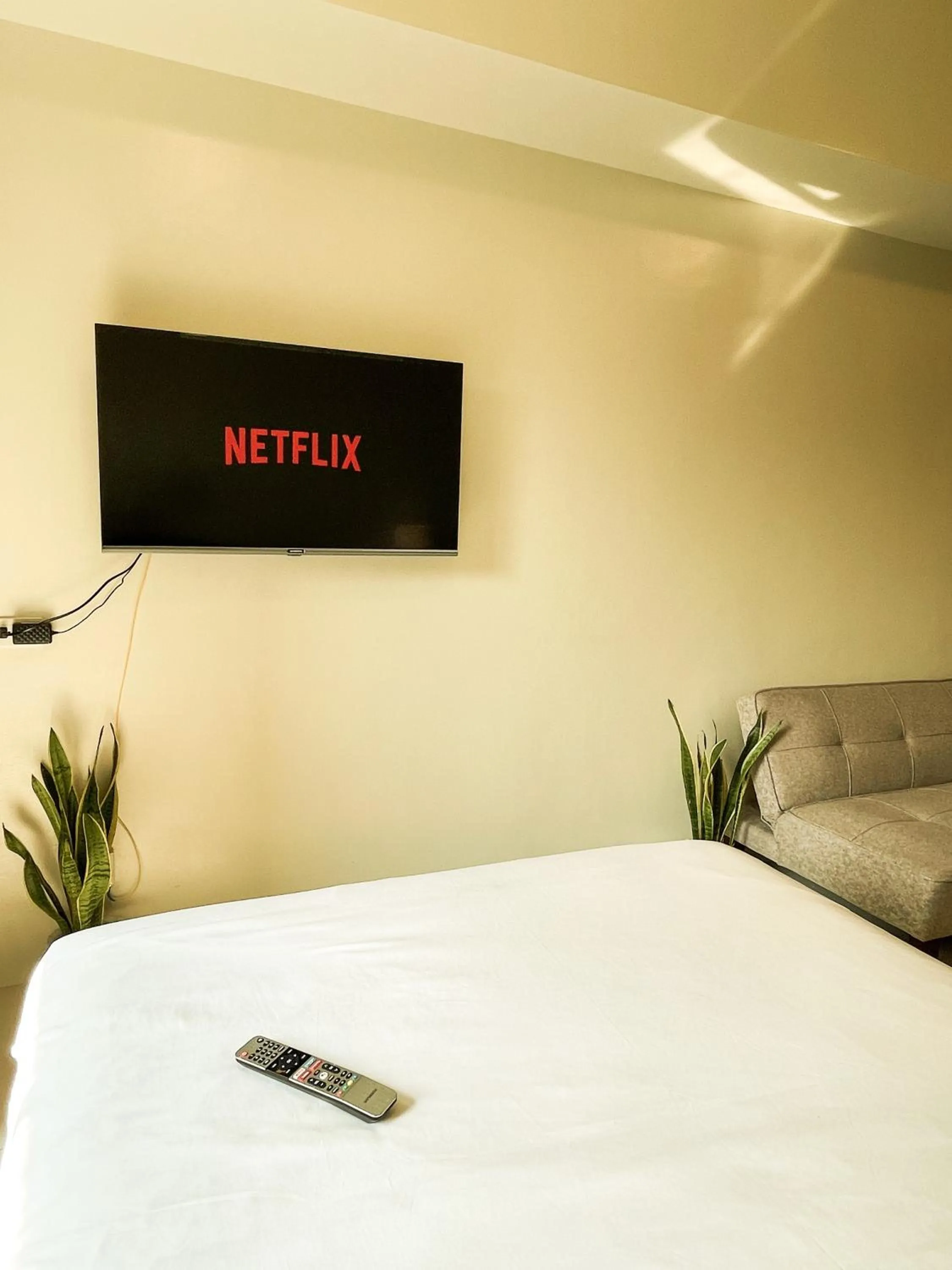 TV and multimedia, Bed in Cozy Pine Suites