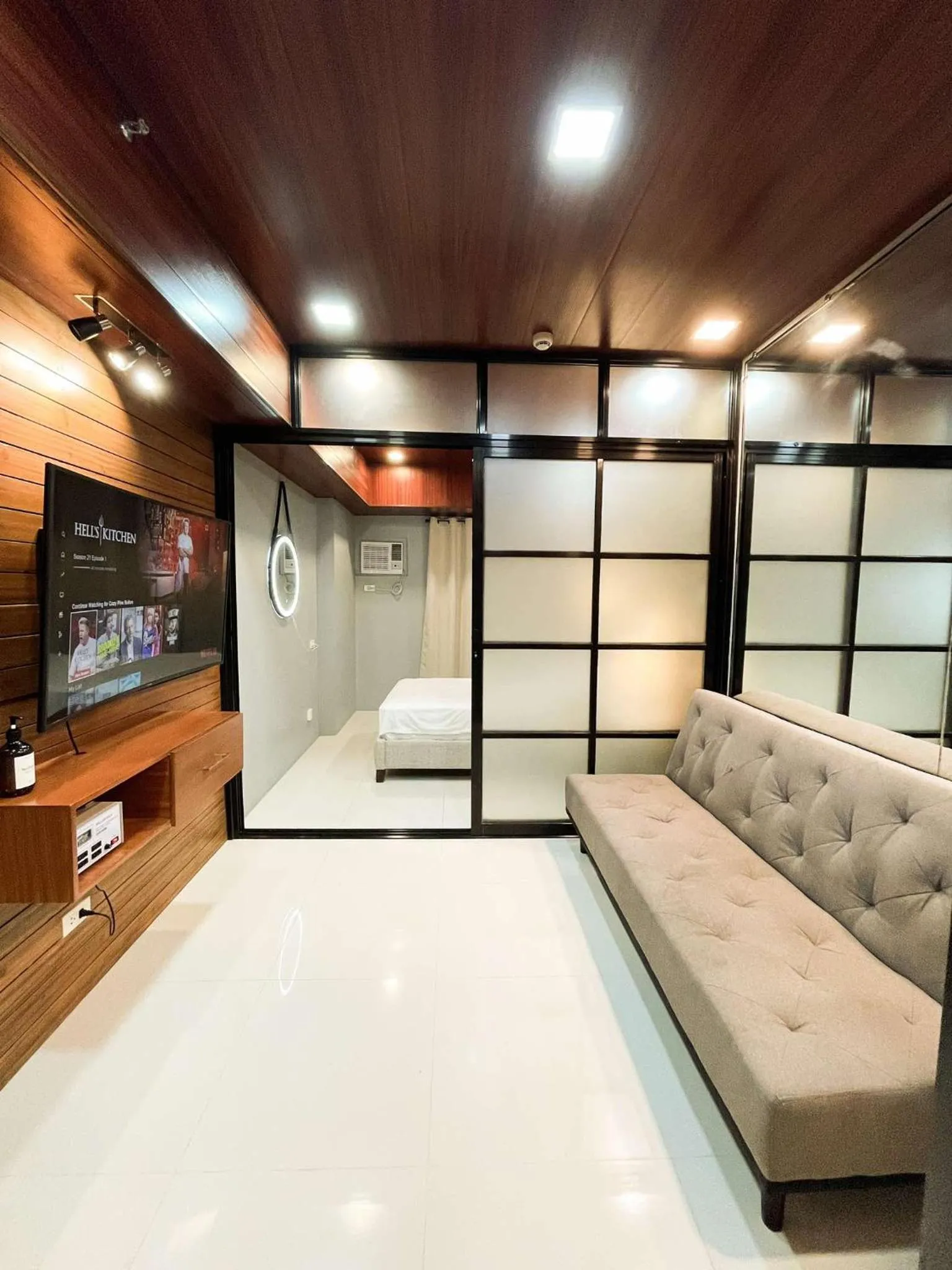 Communal lounge/ TV room in Cozy Pine Suites