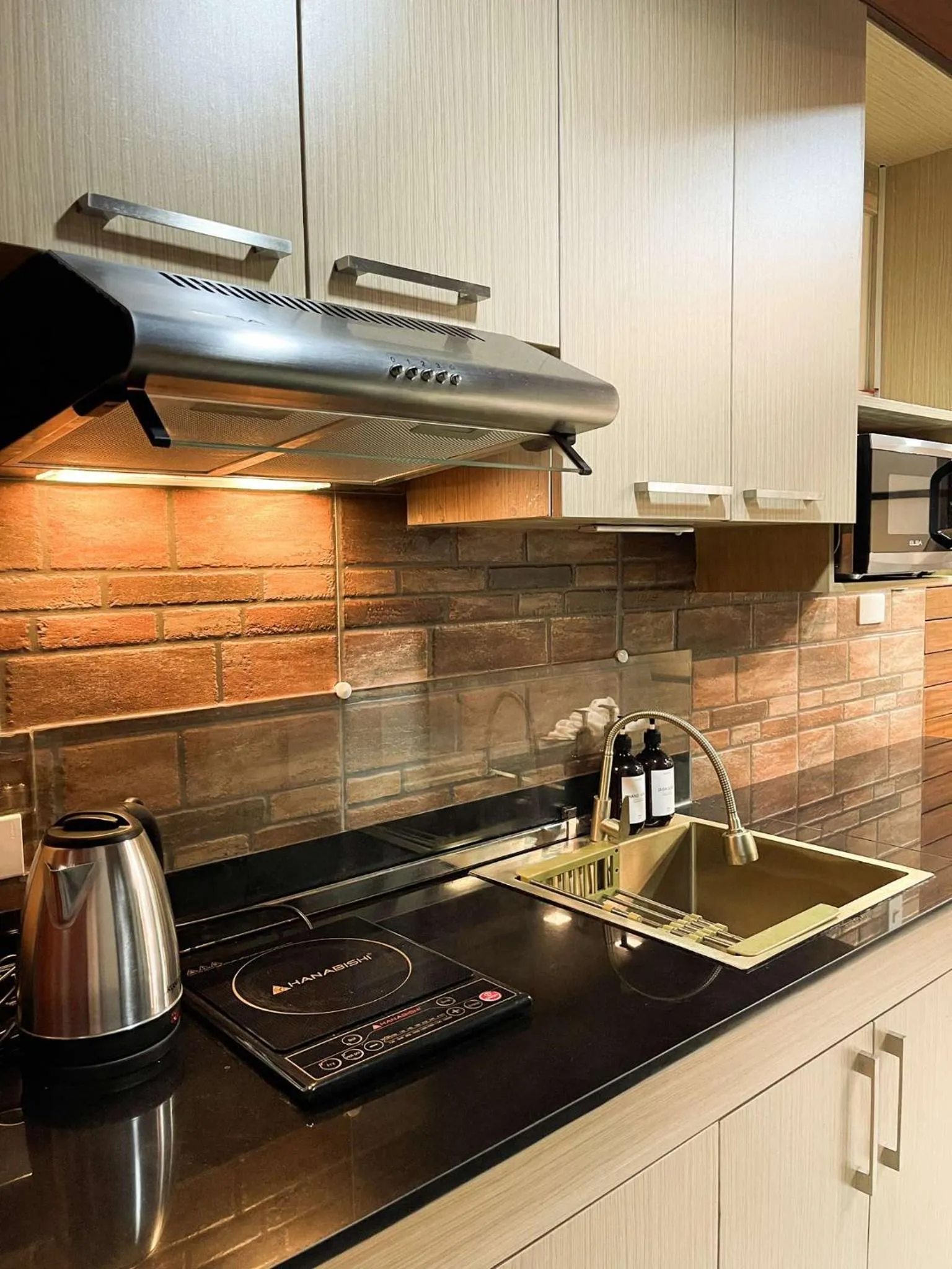 Kitchen or kitchenette in Cozy Pine Suites