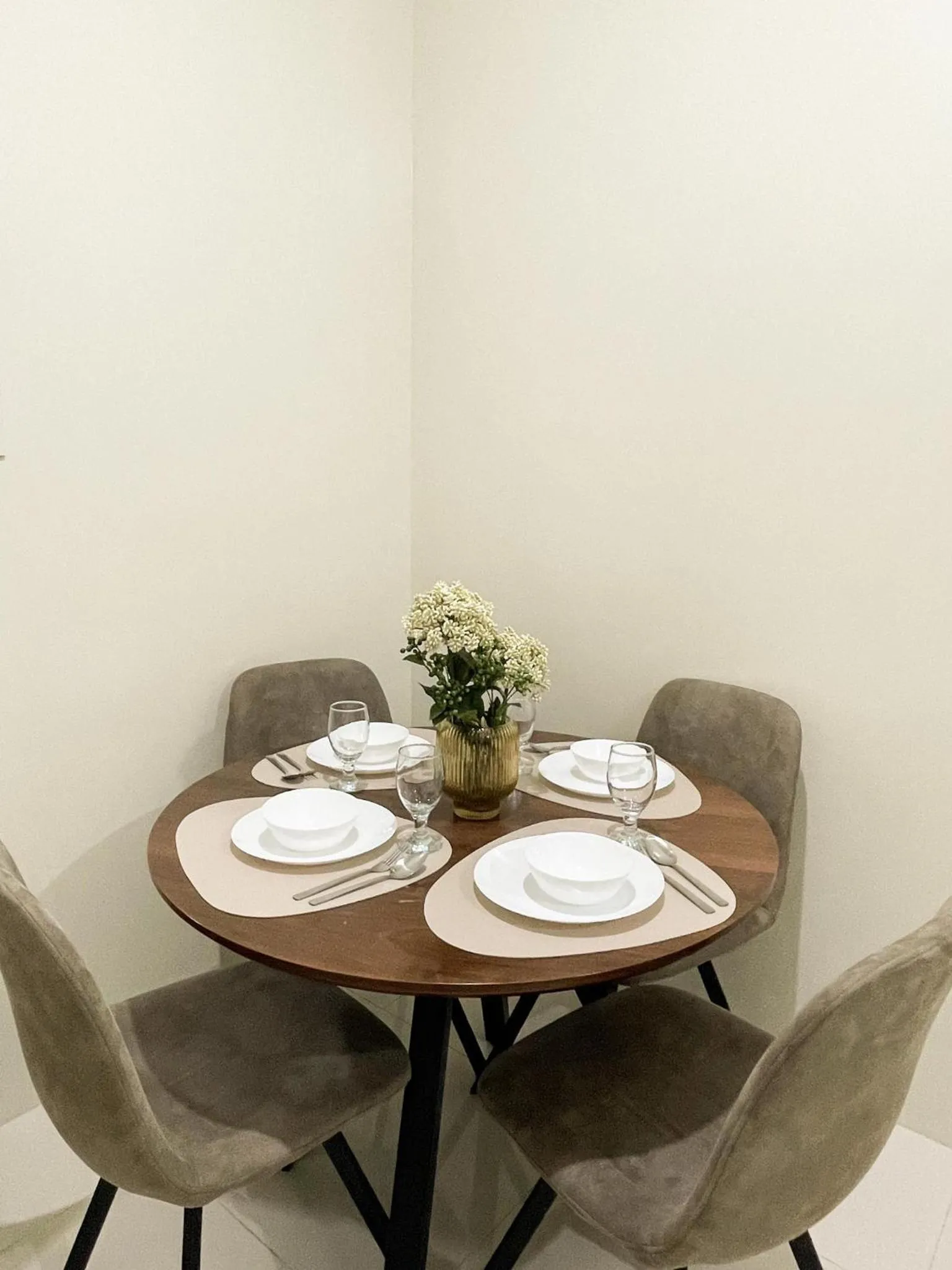 Dining area in Cozy Pine Suites