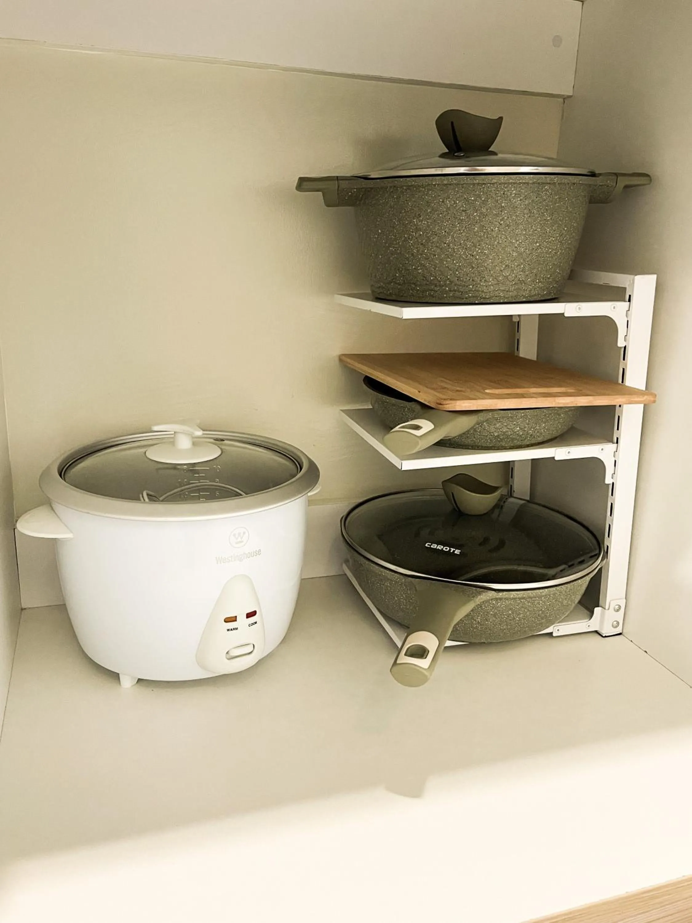 Kitchen or kitchenette in Cozy Pine Suites