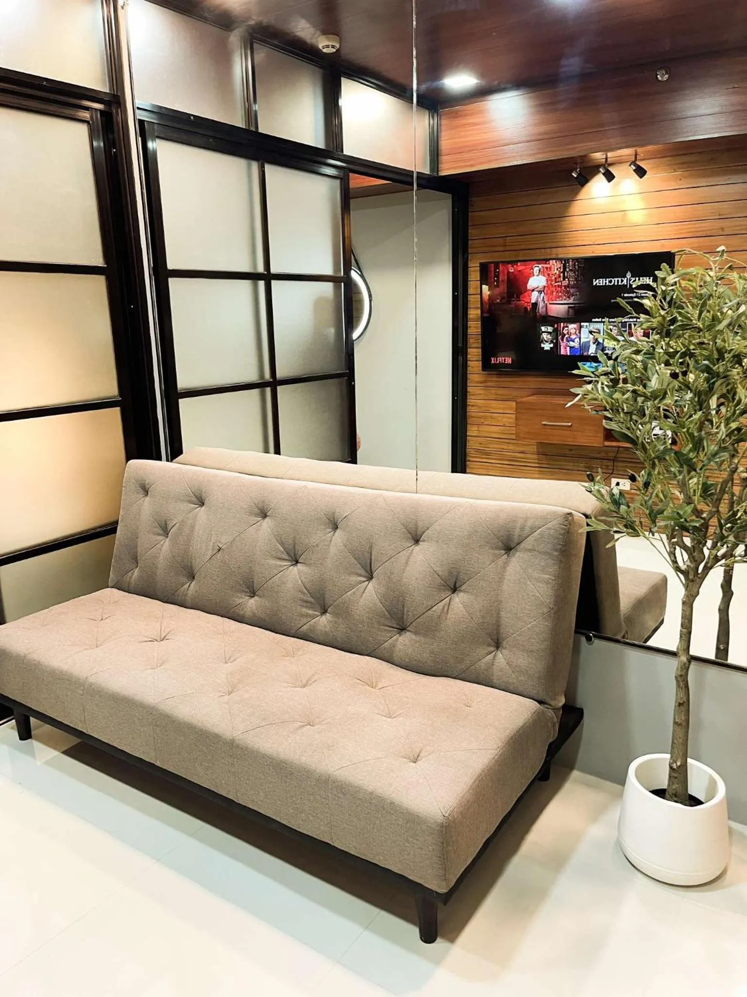 TV and multimedia in Cozy Pine Suites