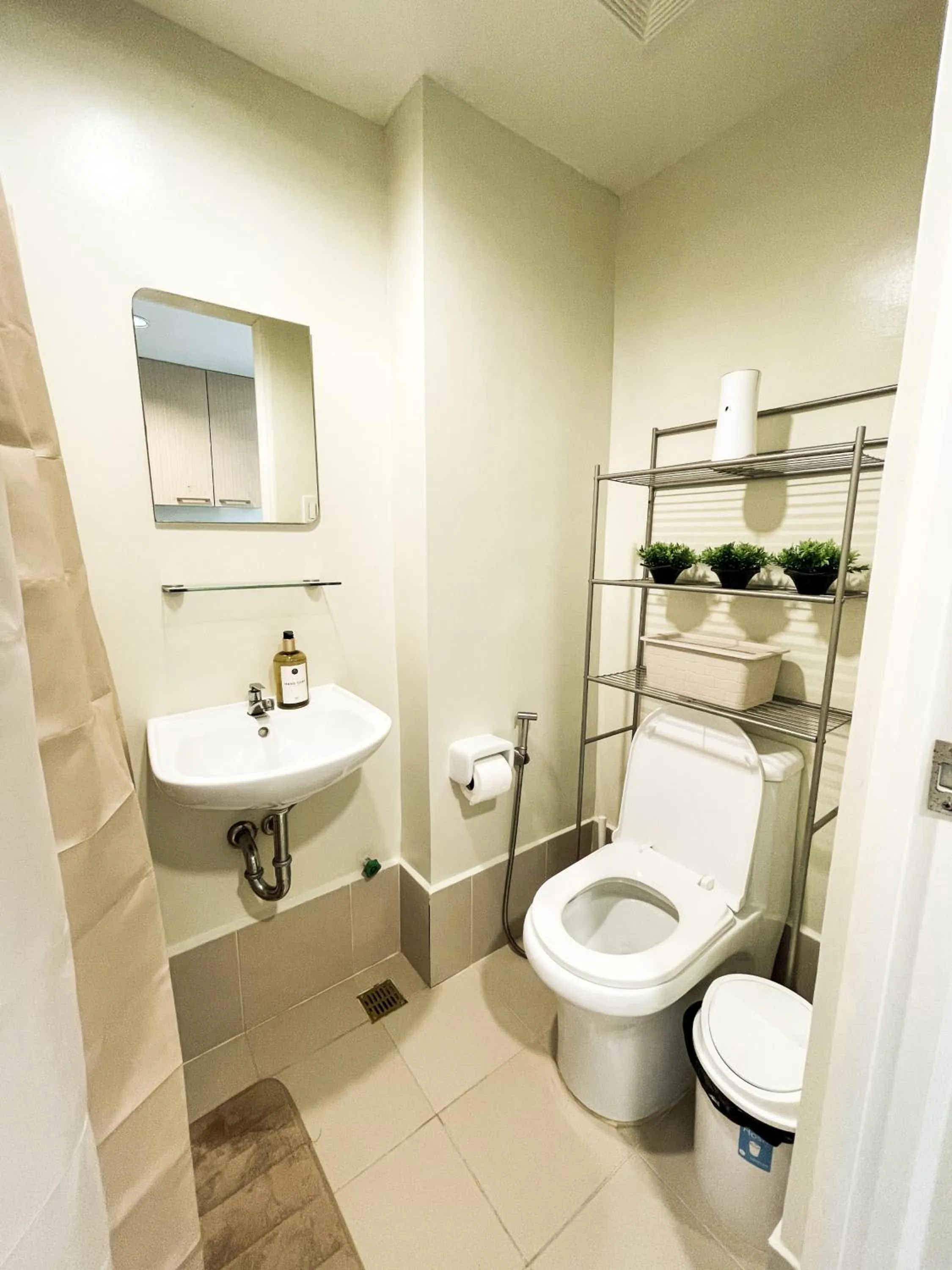 Toilet in Cozy Pine Suites