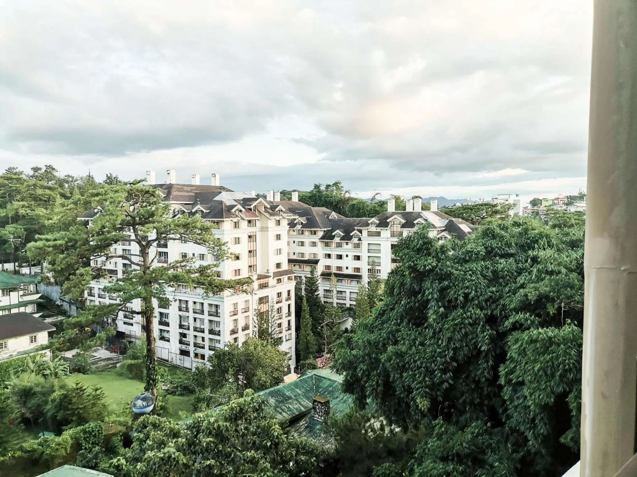 Property building in Cozy Pine Suites