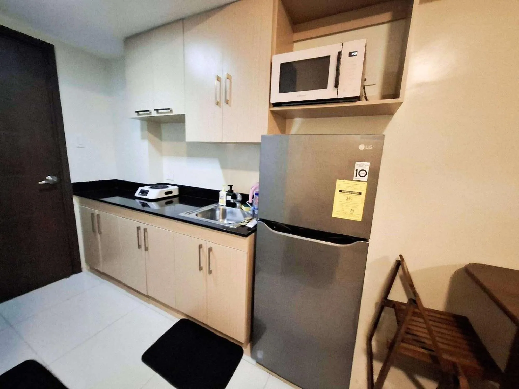 microwave in Cozy Pine Suites