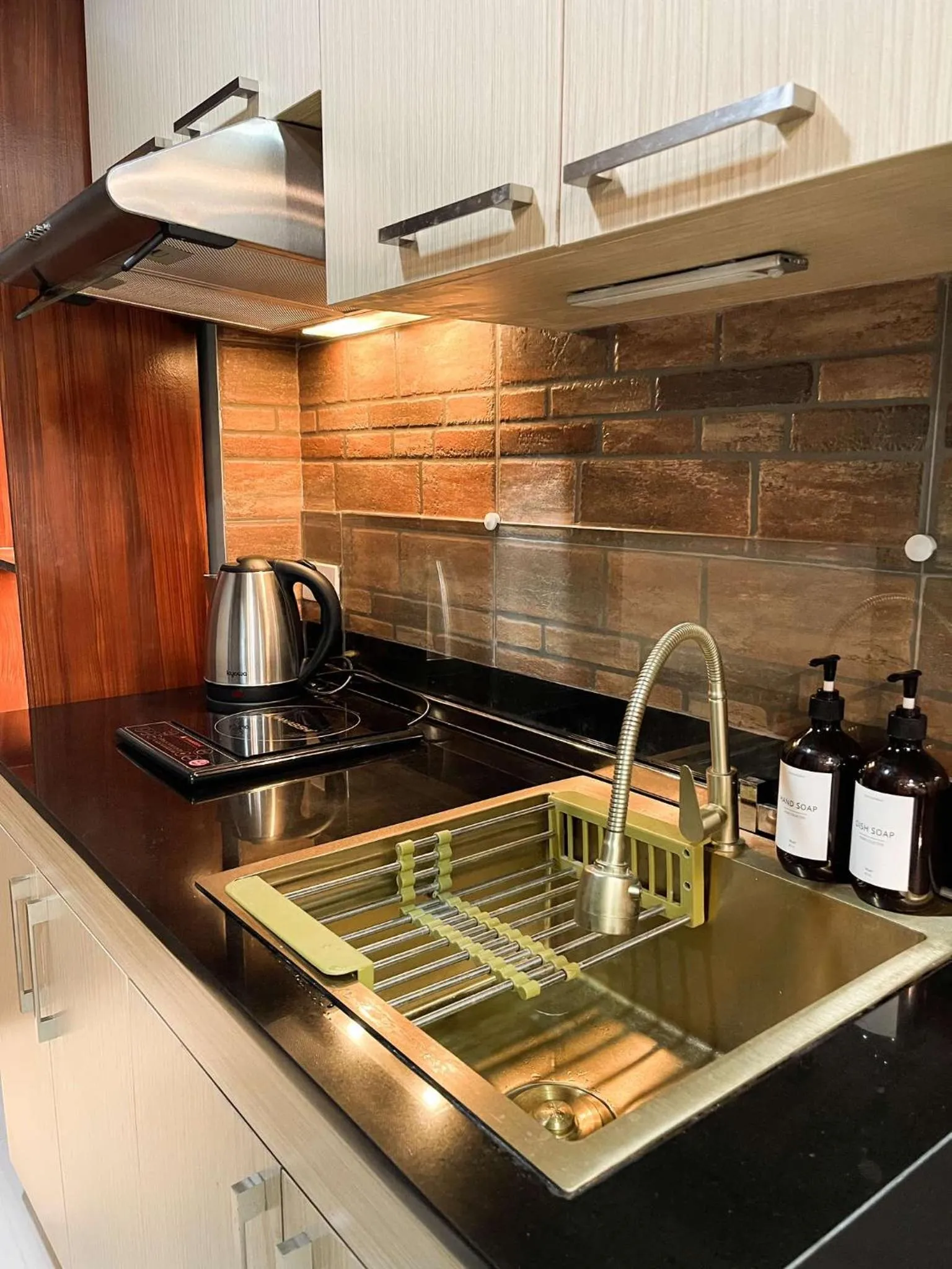 Kitchen or kitchenette in Cozy Pine Suites