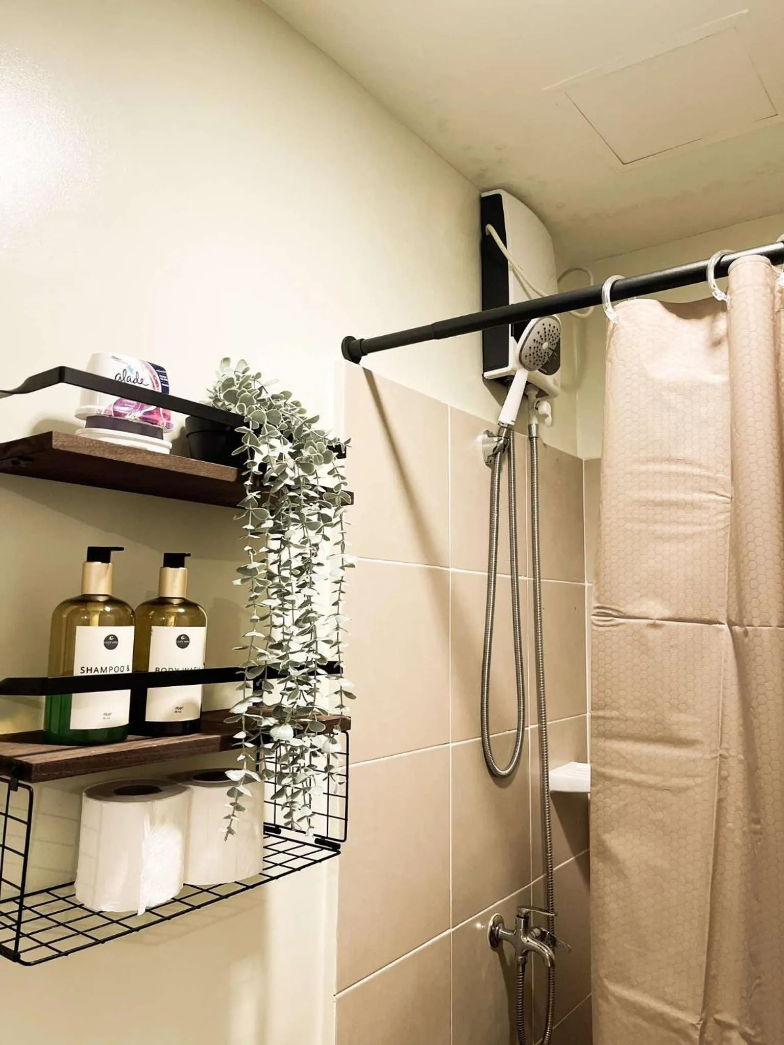 Shower in Cozy Pine Suites